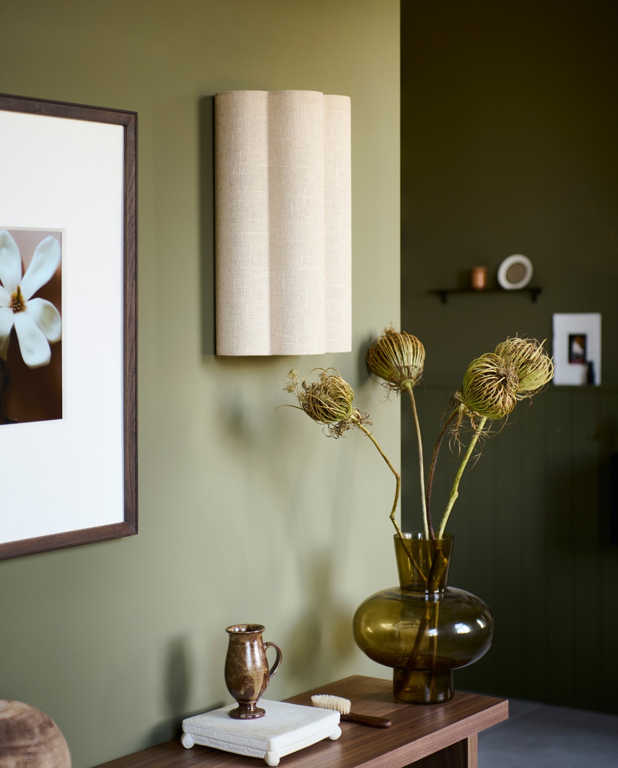 Wandlamp Fringe vanaf € 49,95. Vaas van groen glas € 44,95. Muurverf en lakverf Khaki vanaf 1 liter € 27,99. Bord Circles vanaf € 5,95. vtwonen catalogus 2023