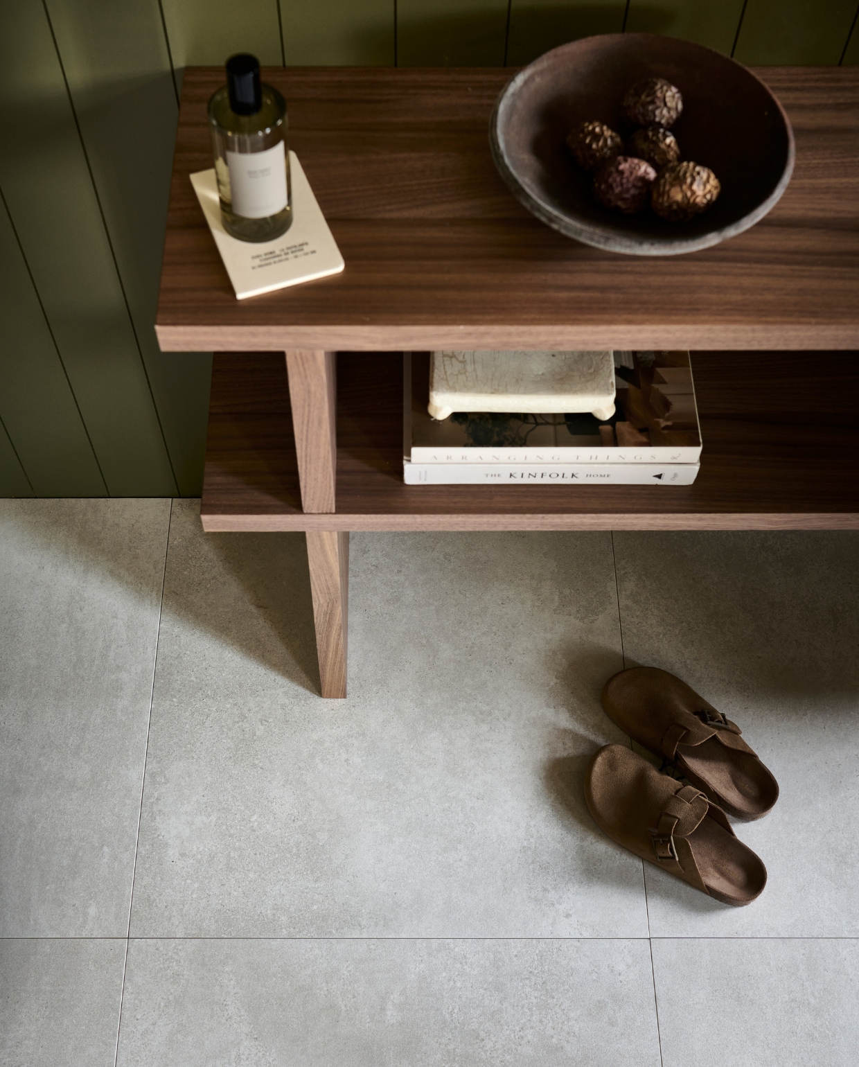 Bijzettafel Couchtable € 359,-. Wand- en vloertegel Raw White mat per m2  vanaf € 62,50. M.m.v. marie-stella-maris.com (beautyproducten). Overig privébezit. vtwonen catalogus 2023