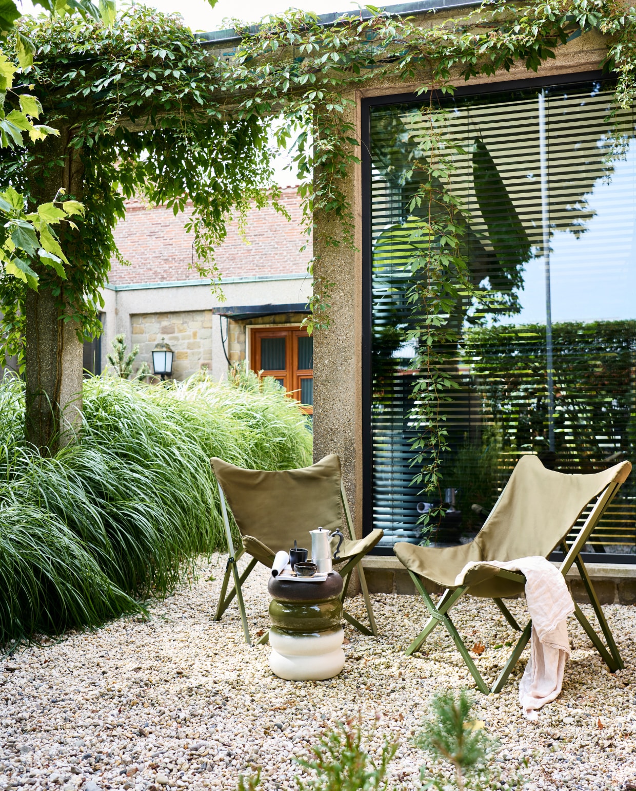 Bijzettafel Bulb € 129,-. Opvouwbare stoel Lazy Afternoon € 169,-. Overig privébezit. vtwonen catalogus 2023