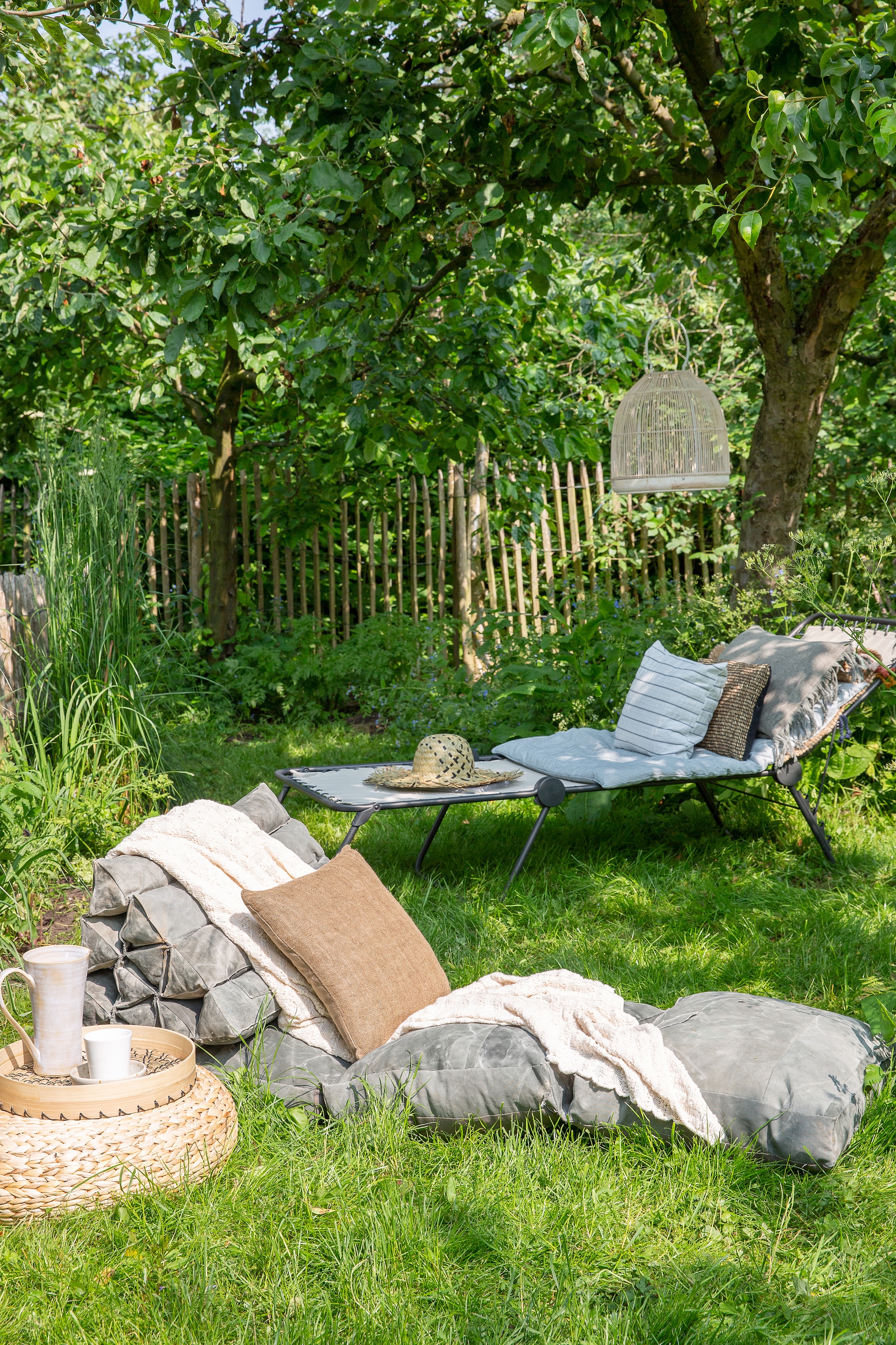 Voetenbank Alseda, 60 cm (hxØ) € 29,95, gestreept kussen Konstanse, 40x40 cm €4,99, strohoed Dynnkobb € 3,99 (ikea.nl). Bamboe dienblad van House Doctor € 34,50 (deens.nl). Melkkan € 65,- (lilokeramiek.nl). Beker Natural Clay € 11,-(householdhardware.nl). Matras van gerecycled canvas, 180x50x32 cm (lxbxh) € 352,-,linnen kussen 40x40 cm € 39,95, zeegras kussen 40x30 cm € 39,95, linnen kussenmet franjes 40x60 cm € 46,- (aaimadewithlove.com). Plaid 130x170 cm € 59,-(bepurehome.com). Ligbed van Lafuma € 139,-, lantaarn van Rivièra Maison € 79,95 (vtwonen.nl). Dun matras € 119,- (sukha.nl). vtwonen 08-2019 | styling Leonie Mooren | fotografie Anouk de Kleermaeker