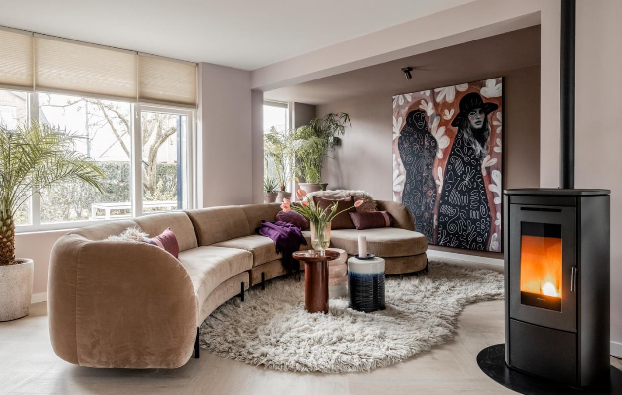 Verf muren en plafond Heart Wood en Verf muur (achter het kunstwerk) Chocolate Milk Flexa, Elektrische raambekleding Dupli plisségordijnen 32 mm in de kleur E52524 en Pvc-vloer van Coretec in de kleur Texas Oak 2471 Aanhuis.nl, Plafondspot Nigel en Wandlampen Gipsy in de kleur Taupe Lucide, Vloerlamp Shelby Zuiver, Kunstwerk (bij de bank) Less ego, more empathy van Renske Herder, Kunstwerk (bij de lamp) Blauwe vaas of waterkan met lijntekening van Renske Herder, Kunstwerk (bij de lamp) Vrouwenportret in zalm roze en kobalt blauw van achteren van Renske Herder en Kunstwerk Bohemian vrouw portret met een bloem | paars en rood van Renske Herder Werk aan de Muur, Bank Connor en Vloerkleed Shaggy Eijerkamp, Bijzettafel Mob, Blauwe bijzettafel Lagoon en Roze bijzettafel Chubby Polspotten, Hoogpolig roze kussen Flokati Vetsak, Hoogpolig klein langwerpig kussen Vetsak Roze kussen Plica van Hay, Rond kussen Mandarin van Kaat Amsterdam en Rechthoekige kussens Reload Kaat Amsterdam vtwonen Paars plaid AaBe Lampenvoet en -kap Retro Stoneware, Blauw bord Kyoto en Glazen vaas Ribbed HKliving, Planten, plantenpotten Plantje.nl, Haard en tv-meubel privébezit. Weer verliefd op je huis aflevering 5 seizoen 18 | styling Marianne Luning | fotografie Sonja Velda