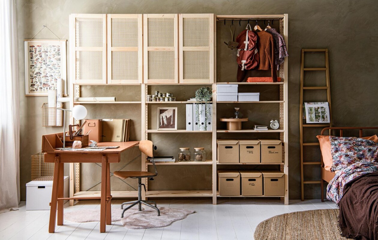 Limewash muurverf in Caramel, per liter € 30,- (bauwerk.com.au). Houten stellingkast Ivar met 3 elementen/planken, 259x30x179 cm (bxdxh) € 378,-, kastdeuren, 42x83 (bxh) cm, per 2 € 40,-, totaalopstelling zoals op foto € 459,-, witte gerecycled kartonnen opbergdoos Tjena, 32x32x35 cm (lxbxh) € 4,99, witte opbergdozen Tjena,25x35x10 cm (bxdxh) € 3,49, bruineopbergdozen Pappis, 25x34x26 cm (bxdxh) per stuk € 0,99, jute vloerkleed Lohals, 230 cm (Ø) € 149,-, zachtroze vloerkleed Toflund, gemaakt van gerecyclede petflessen, 55x85 cm € 12,99 (ikea.nl). Wandkleed aan stok Vintage Paddenstoel, 35x47 cm (bxh) € 56,99 (home24.nl). Metalen manden, 24x8x36 cm (bxdxh) € 19,99, 32x29x29 cm (bxdxh) € 25,95, metalen bak in Toffee € 29,95, donkerbruine plaid, 140x190 cm € 69,99 (zarahome.com). Rollen Old-Dutch canvas Create Your Own Canvas, A3-formaat € 17,95 (shop.mo-ca.nl). Op maat gemaakt bureaublad met vakken, vanaf € 75,-, geschilderd in krijtverf Classico in Kenyan Copper van Pure &amp; Original, per liter € 49,45, box op bureau, vanaf € 35,-, vintage bureaustoel, vanaf € 45,-, vintage ladder, vanaf € 40,-, geschilderd in krijtverf Classico in Summer Melon van Pure &amp; Original, per liter € 49,45 (com-anders.nl). Tafellamp Nox van Loods 5 Goods, metaal en glas € 79,95 (loods5.nl). Acaciahouten opbergbak met 4 vakken en handvat € 24,95, houten meetlat, 20 cm € 2,50, voorraadpot met houten deksel € 9,95, jute tuintouw, 45 meter € 1,05, biologisch katoenen rugzak € 29,95 (dille-kamille.nl). Witte 2-ringsordners, A4 € 3,50 (hema.nl). Metalen bed van Woood in Syrup, 200x90 cm (lxb), bedhoofd 90 cm (h) € 209,- (basiclabel.nl). Zalmkleurig katoenen dekbedovertrek, 140x200 cm € 19,99, gebloemd dekbedovertrek, 140x200 cm € 39,99 (hm.com). Overig privébezit. vtwonen 02-2023 | styling Marit Saladini | fotografie Louis Lemaire