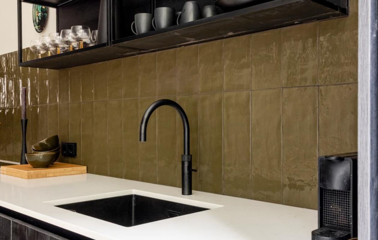 Verf muur boven het aanrecht Sandy Beach Flexa, Keukenlampen van Karizma Luce Bedrijfsverlichting.nl, vtwonen tegels by Douglas &amp; Jones Mediterranea Camouflage Glans 13,2×40 cm Douglas &amp; Jones, vtwonen keuken met composiet blad strato grey Mandemakers, Volledig geïntegreerde vaatwasser XXL 2169 Serie 8 Bosch. Overig privébezit vtwonen weer verliefd op je huis seizoen 17 aflevering 5 | styling Frans Uyterlinde | fotografie Sonja Velda