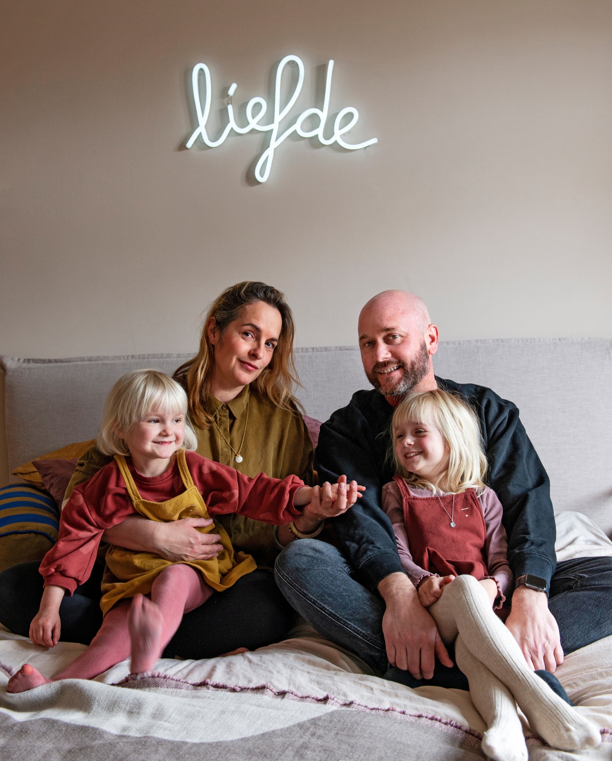 Sanne, Geert, Lova Lis en Nève Noé Bed Swiss Sense. Sprei Zara Home. Neonletters van Zilverblauw voor Qazqa vtwonen special kidsbijlage 13-2021 | productie De Binnenkijkers | styling Jeske Weel | fotografie Caroline Coehorst