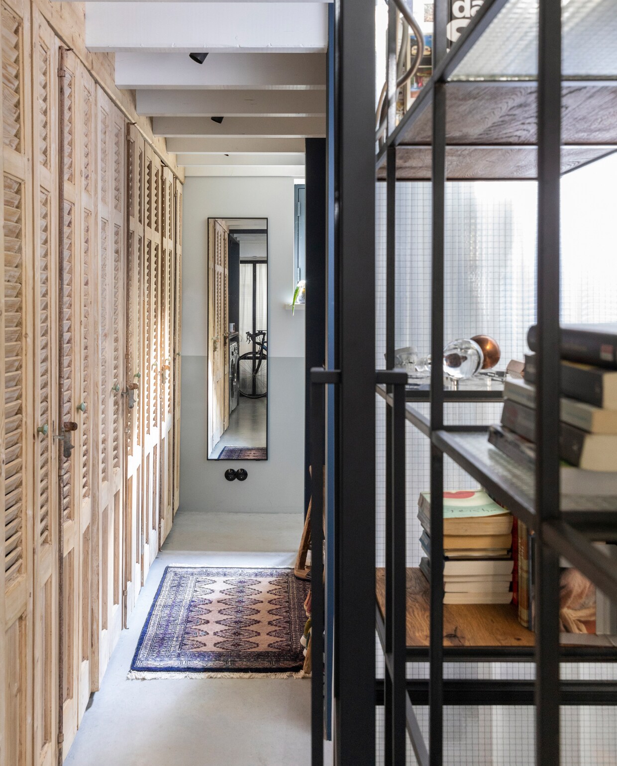 Doorkijkje van de wasruimte naar de slaapkamer met kastenwand. Kastdeuren Burbri Antiek. Spiegel Ikea. Vloerloper uit Philips familie. vtwonen 04-2020 | fotografie Margriet Hoekstra