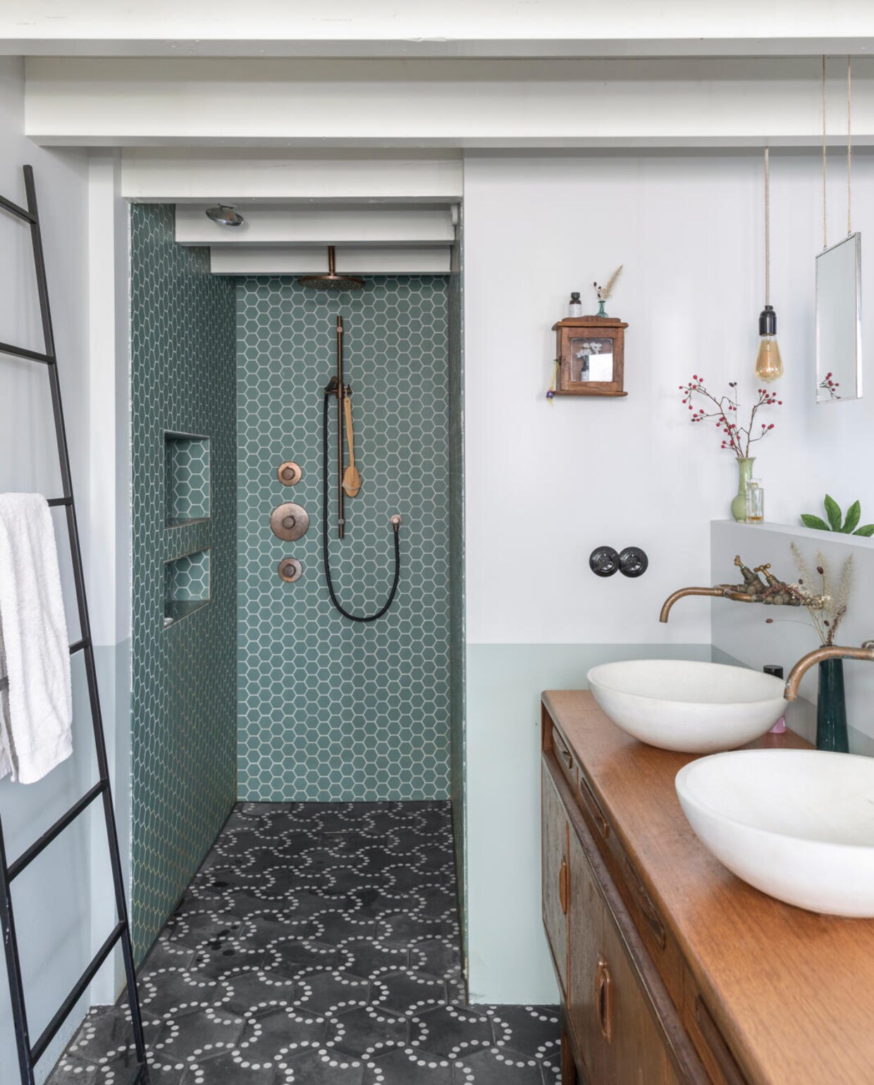 Hexagon tegel Winckelmans. Vloertegels Bisazza. Ladder Loods 5. Koperen kranen douche Hotbath. Kranen wastafels Koperenkranen. Kastje aan muur Aarde Werelds Wonen. Wastafelmeubel Ju+Ju. Wasbakken Tims Outlet. Hanglamp zelfgemaakt met materiaal van Snoerboer. Hangspiegel Xenos. Kleur lambrisering Pearl Color Mid (168) van Little Greene. vtwonen 04-2020 | fotografie Margriet Hoekstra