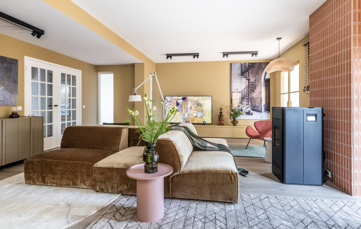 Weer verliefd op je huis aflevering 6 seizoen 19, stylist Frans in Sint Pancras, bank Weer verliefd op je huis aflevering 6 seizoen 19 | styling Frans Uyterlinde | fotografie Margriet Hoekstra
