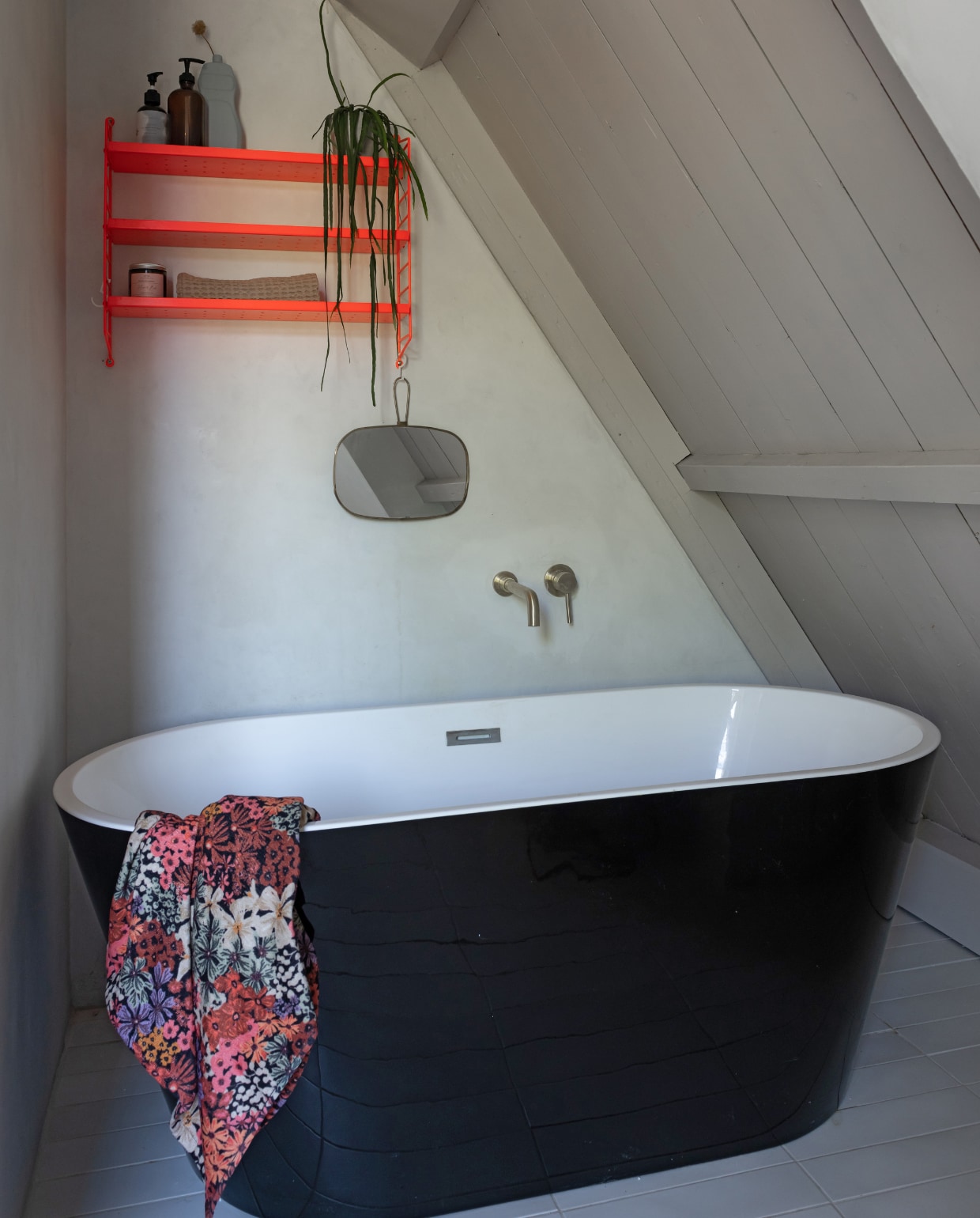 Bad en kraan Marktplaats. Handdoek H&amp;M, wandrek String Furniture, spiegel HKliving. Overig onbekend. vtwonen 12-2023 | styling Sharon Roest | fotografie Caroline Martinot