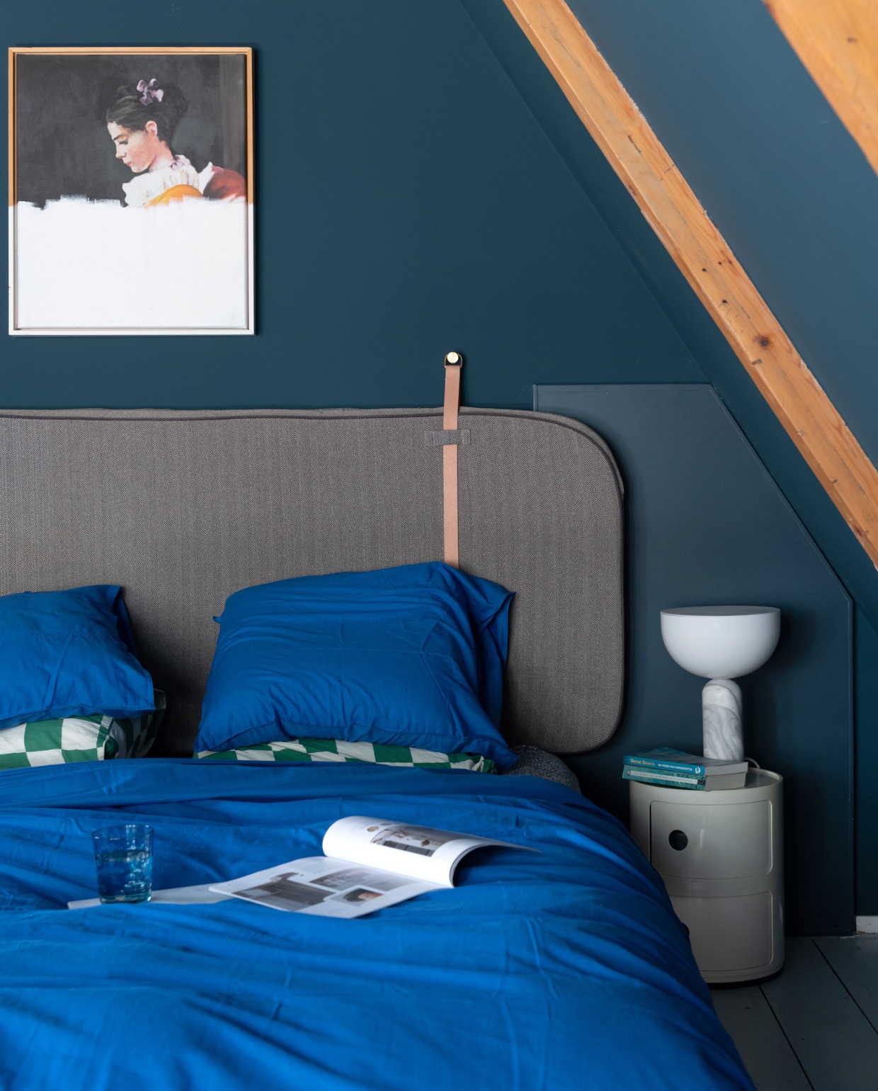 Muurverf Nachtblauw van Flexa, bed Made, beddengoed Midnatt, ingelijste kunst My Deer Art Shop, ladekast Componibili van Kartell, lamp New Works. Overig onbekend. vtwonen 12-2023 | styling Sharon Roest | fotografie Caroline Martinot