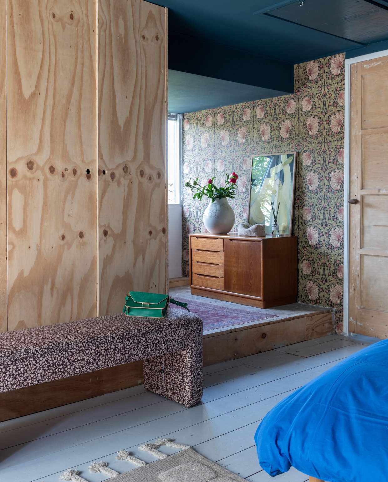 Verf plafond Nachtblauw en vloer Wild Dove van Flexa. Behang Morris &amp; Co, vloerkleed Dutchbone, bank Lobby van HKliving, dressoir vintage, vaas Jonsberg van Ikea. Overig onbekend. vtwonen 12-2023 | styling Sharon Roest | fotografie Caroline Martinot