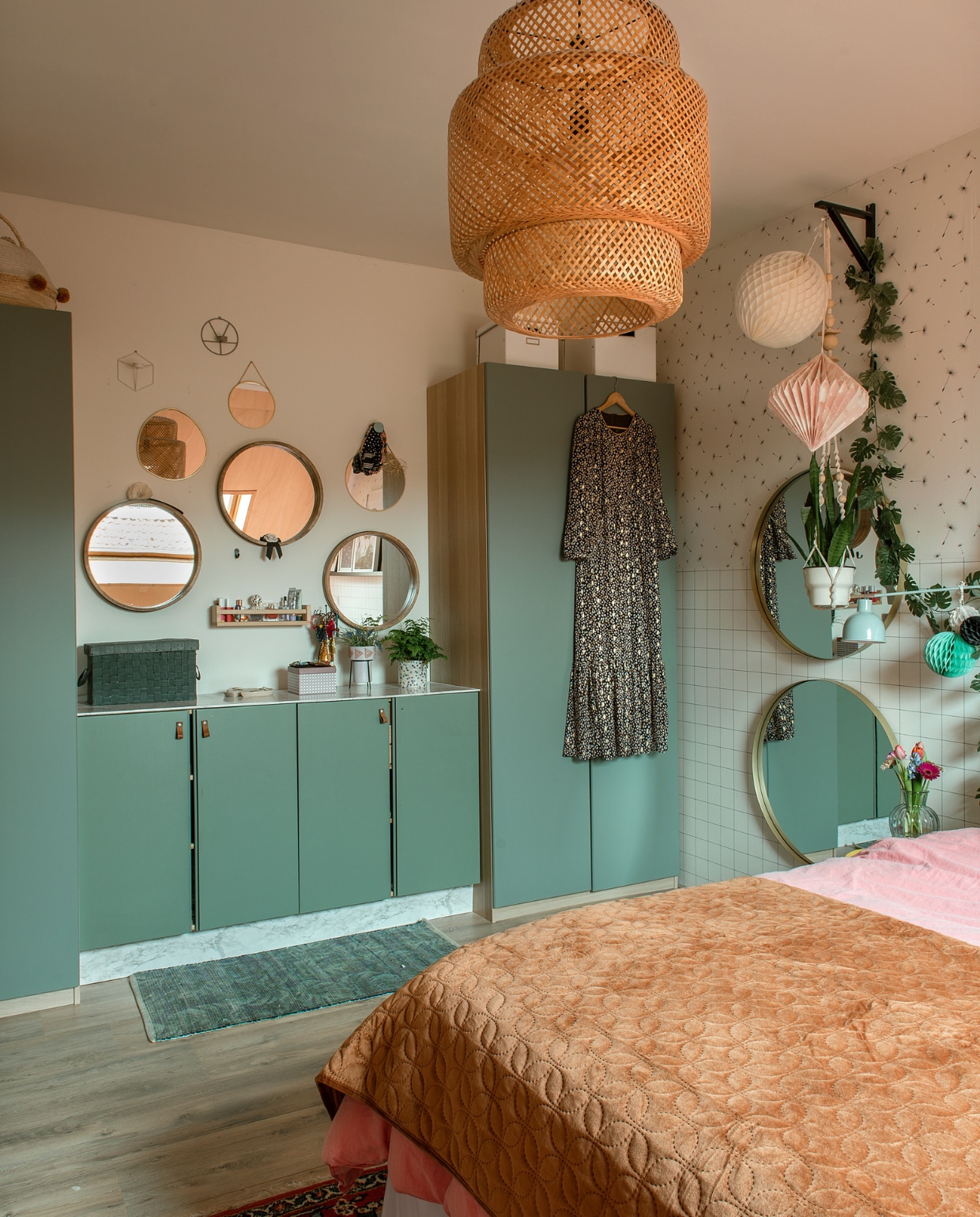 Kastenwand met kasten Pax en Ivar van Ikea zelfgemaakt. Spiegels en sprei Kwantum. Lamp Ikea. Overig onbekend. vtwonen special DIY 6-2022 | fotografie Ton Bouwer