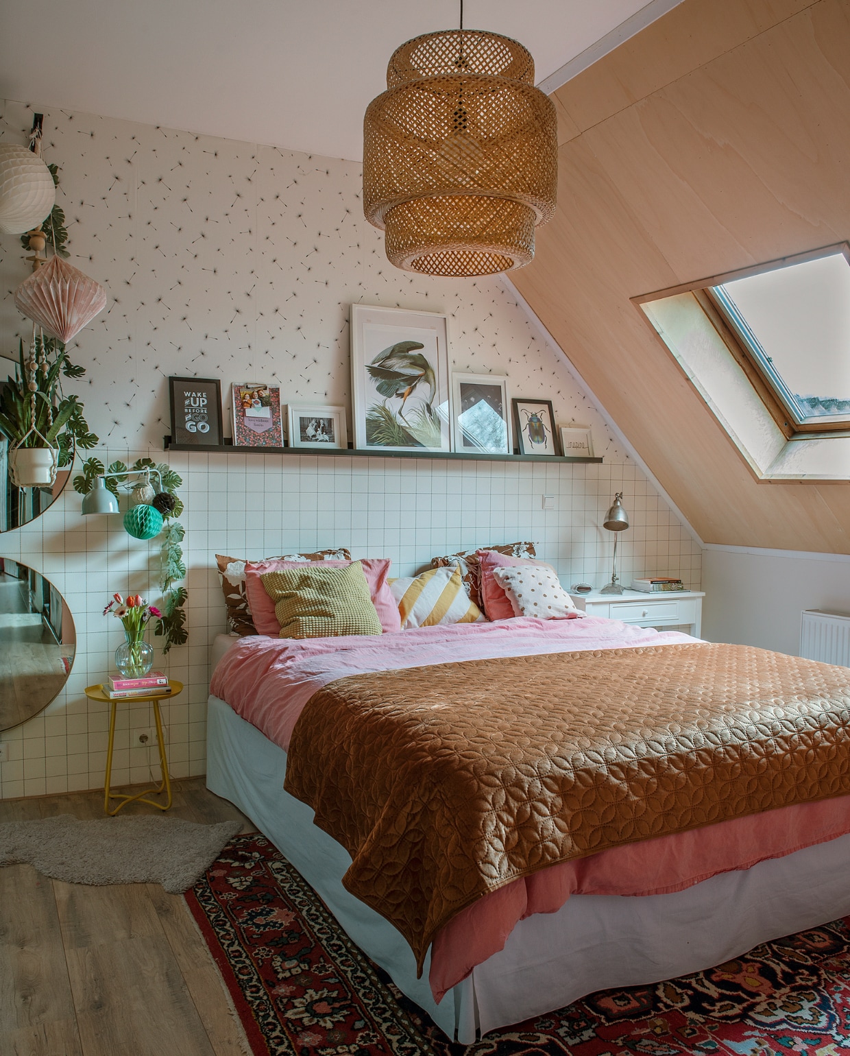 Boxspring, beddengoed, lamp en lijstgoot Ikea. Behang Karwei. Sprei en geel tafeltje Kwantum. Bedrok zelfgemaakt. Lijsten Ikea en Hema. Kussens Hema. Wandlamp Kwantum, bureaulamp Loods 5. Perzisch vloerkleed Marktplaats. Overig onbekend.  DIY-idee vtwonen special DIY 6-2022 | fotografie Ton Bouwer