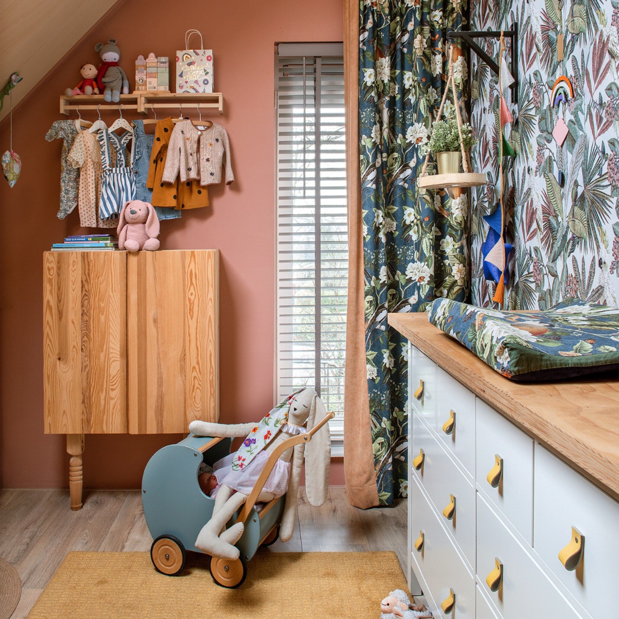 zo style je een babykamer met junglethema