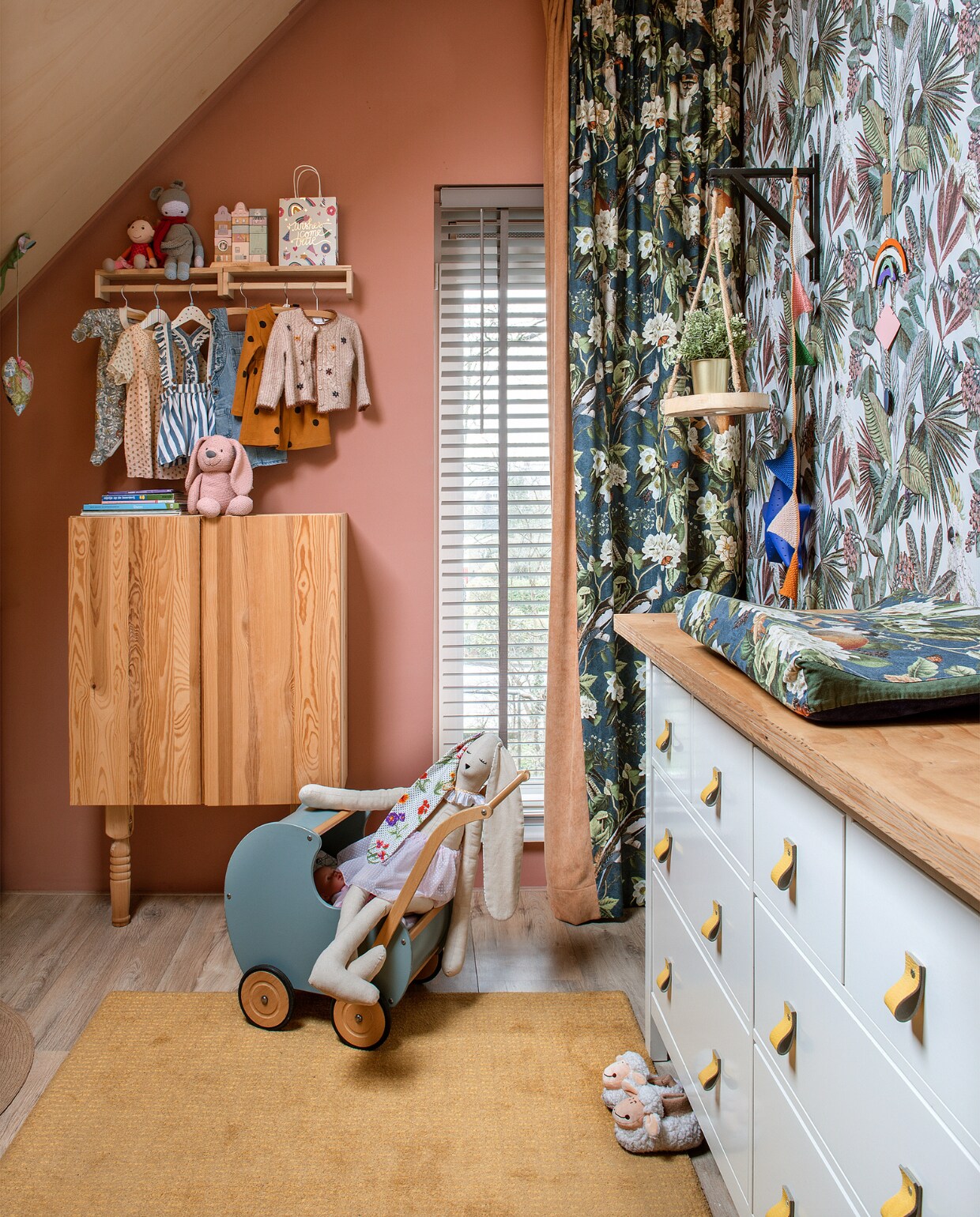 Vloerkleed, kast Hemnes, kast Ivar en rekje Ikea. Behang BN Walls.  Gordijnstof De Groot Stoffen. Poppenwagen Marktplaats. Konijn zelfgemaakt. Muurkleur vintage roze mat van Karwei. Overig onbekend. vtwonen special DIY 6-2022 | fotografie Ton Bouwer