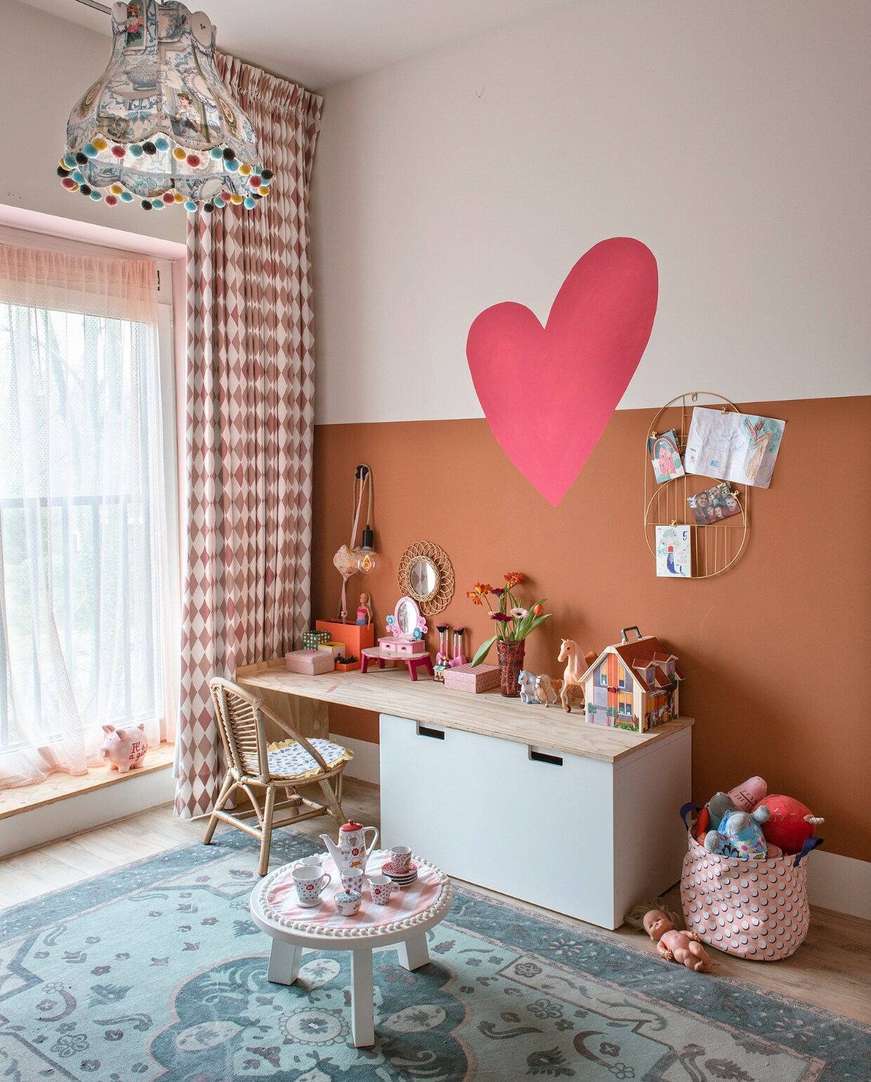 Kast Stuva van Ikea. Gordijnen Kwantum. Stoel en tafeltje Marktplaats. Servies Douwe Egberts. Mand en vloerkleed Kwantum. Lampenkap zelfgemaakt. Muurverf krijtverf Terra van Ashford &amp; Sons. Overig onbekend. vtwonen special DIY 6-2022 | fotografie Ton Bouwer