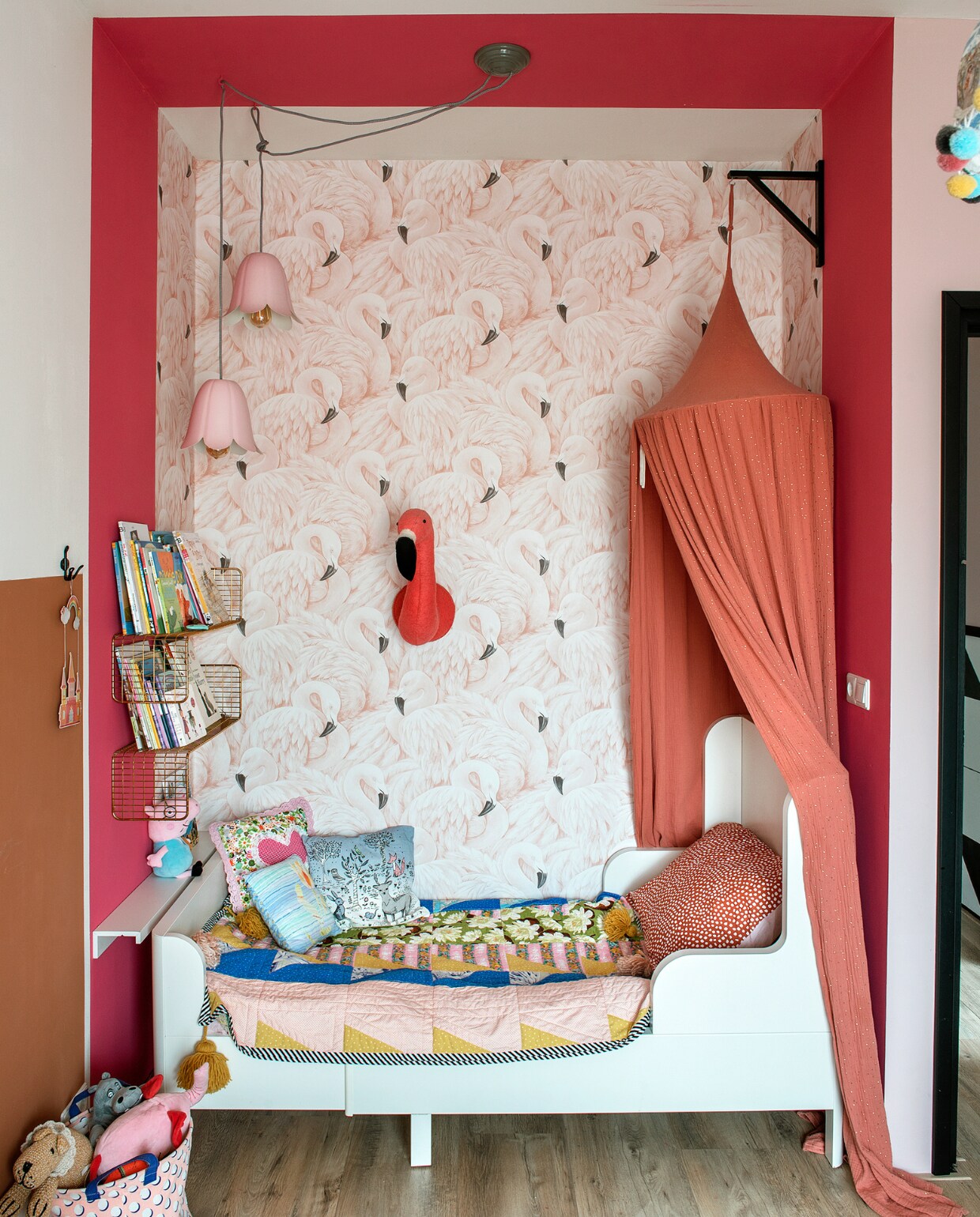 Bed, wandrekjes en lampen Ikea. Behang Kwantum. Flamingo Sissy-Boy. Quilt en klamboe zelfgemaakt. Muurverf Zomerfruit van Gamma. Overig onbekend. vtwonen special DIY 6-2022 | fotografie Ton Bouwer