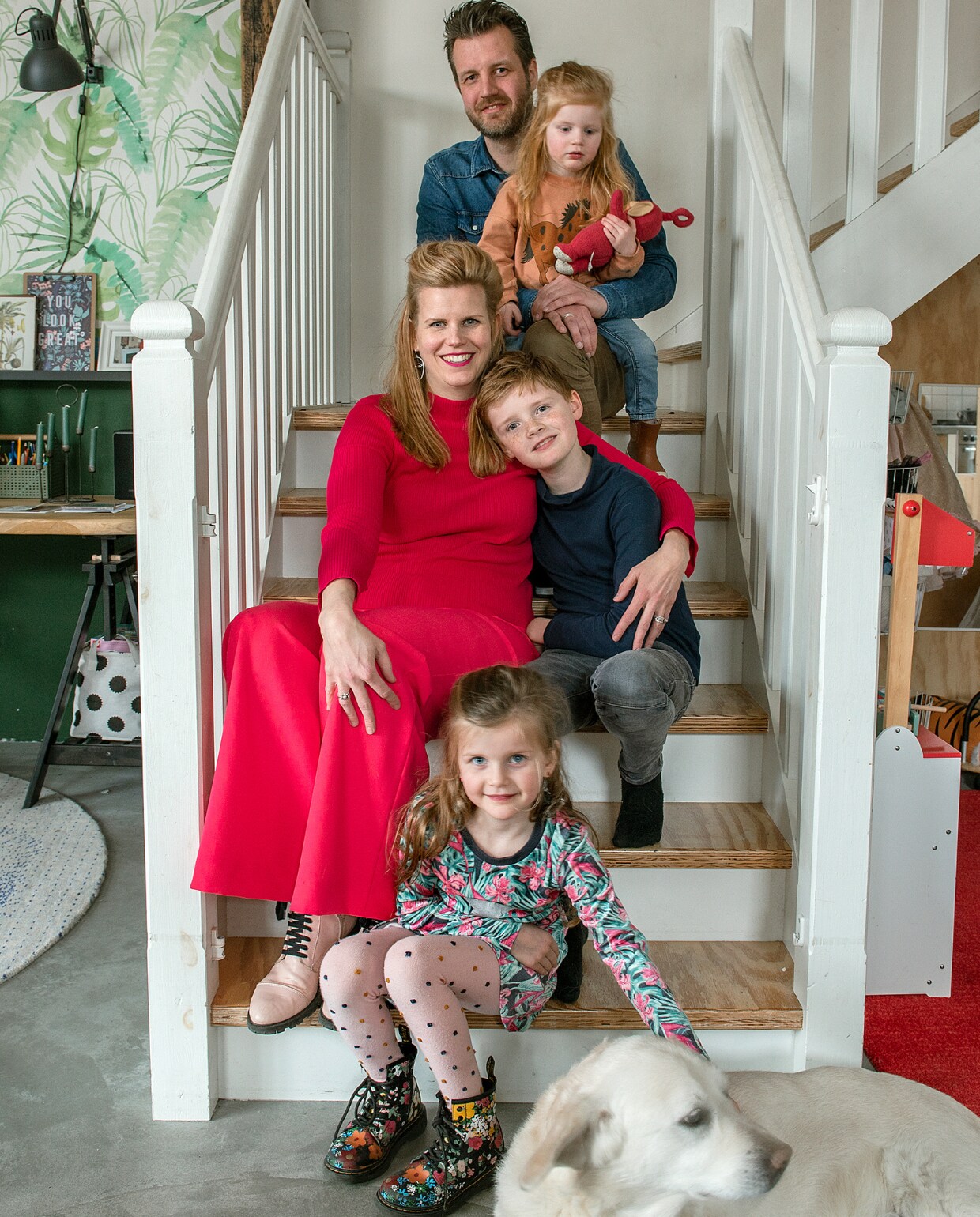 Marloes, Chris, Thije, Noor, Lot en hond Pip op de trap van hun voormalige sportschool en boerderij.Zo’n bijzonder pand vraagt om een trap op maat (Van der Geest Trappen). vtwonen special DIY 6-2022 | fotografie Ton Bouwer