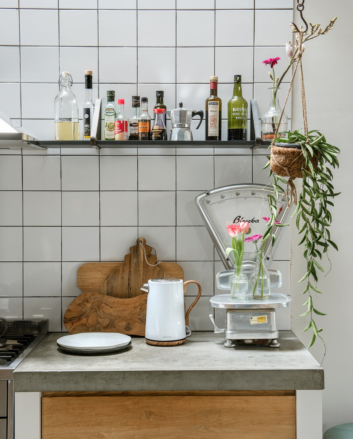 Tegels Praxis. Houten dienbladen Hema, Oil &amp; Vinegar en Ikea. Weegschaal Marktplaats. Waterkoker Lidl. Plant Plant &amp; Pot Brielle. Overig onbekend vtwonen special DIY 6-2022 | fotografie Ton Bouwer