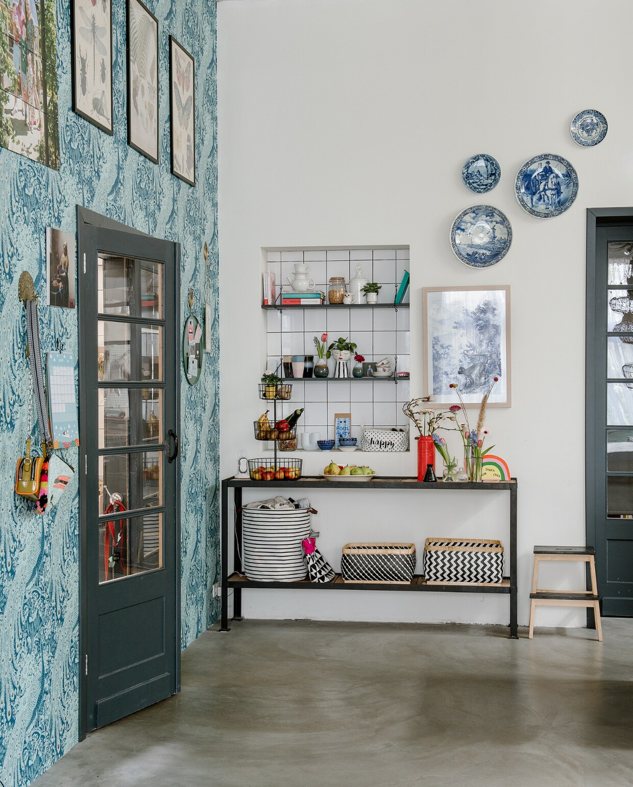 Behang Eijffinger, stalen kast eigen ontwerp uitgevoerd door broer. Witte tegels Praxis. Zwarte lijsten, fruittoren en kruk Ikea. Grote lijst en ronde mand Kwantum. Vierkante manden Karwei. Borden van de rommelmarkt. Overig onbekend. vtwonen special DIY 6-2022 | fotografie Ton Bouwer