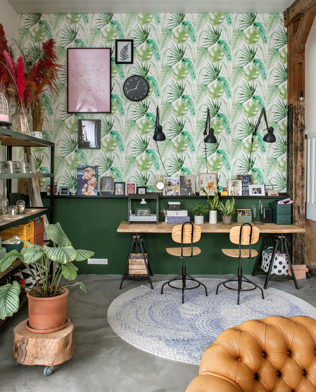 Stoelen, schragen, lijstengoot, lijsten, lampen en vloerkleed Ikea. Tafelblad en boomstamtafel van lokale houthandelaar. Stalen kast Marktplaats. Gestippelde mand en kunststof kratjes Hema. Houten krat Kwantum. Pluimen Syl’s Flower Power. Behang uit collectie Elle van Graham &amp; Brown. Overig onbekend. vtwonen special DIY 6-2022 | fotografie Ton Bouwer