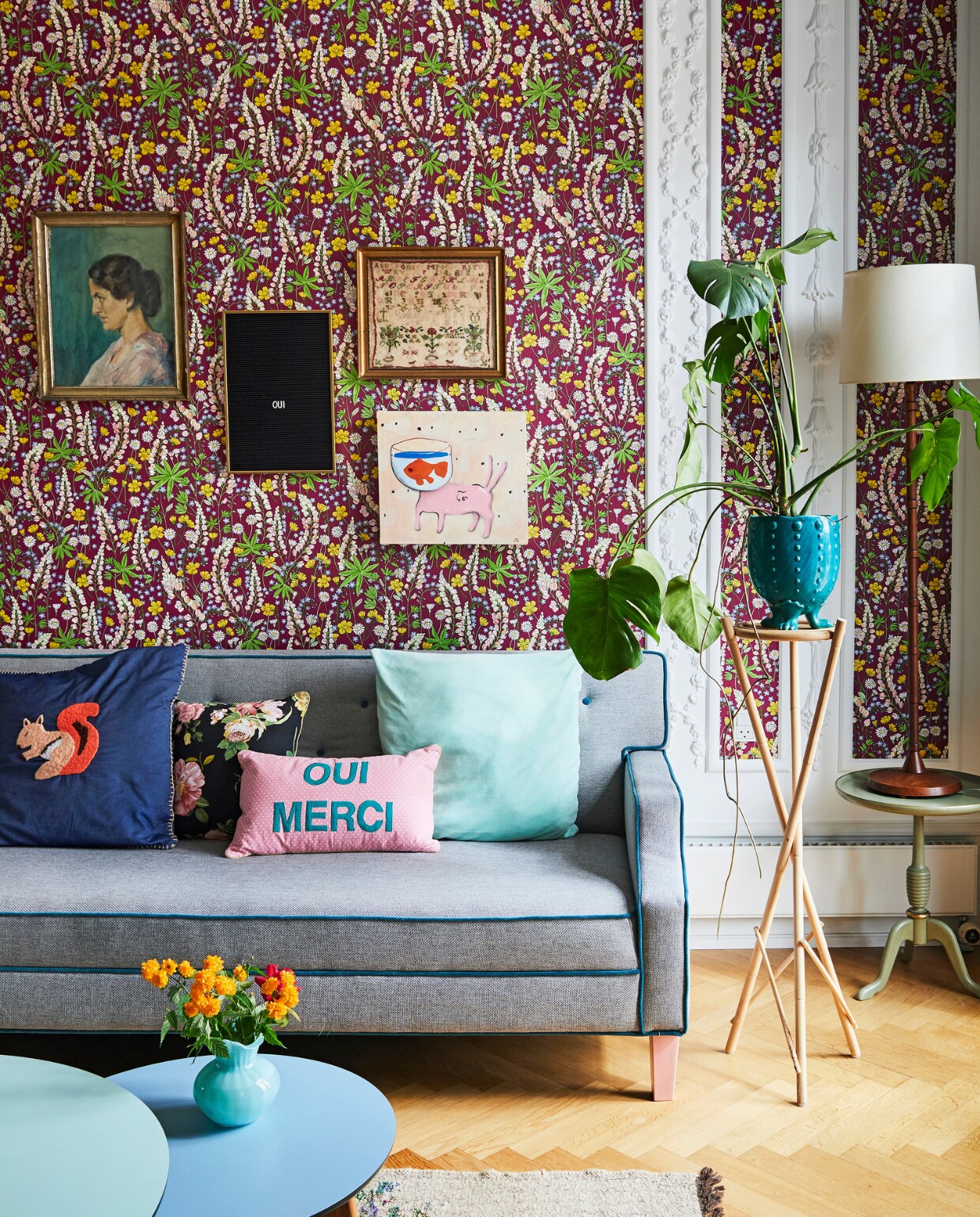 ‘Ik heb een damessalon, als reactie op de vroegere rooksalon voor heren’, zegt Charlotte. Het bordeauxrode bloemen-behang van Rice voor Eijffinger zorgt voor een bijna Victoriaans effect. Bank, kussens en plantenstandaard van Rice, salontafel van Anders Folke Andersen. Behang van Eijffinger. De tassenhaken van Rice kregen verschillende kleuren. vtwonen 06-2019 | fotografie Stine Christiansen