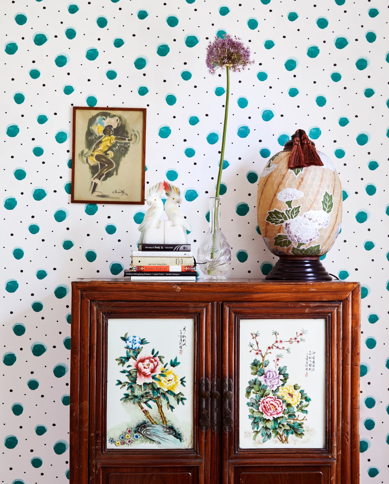 Tegen een andere muur in de woonkamer zit dit behang met stippen van Eijffinger. Vintage kastje uit Thailand, lamp van Rice. vtwonen 06-2019 | fotografie Stine Christiansen