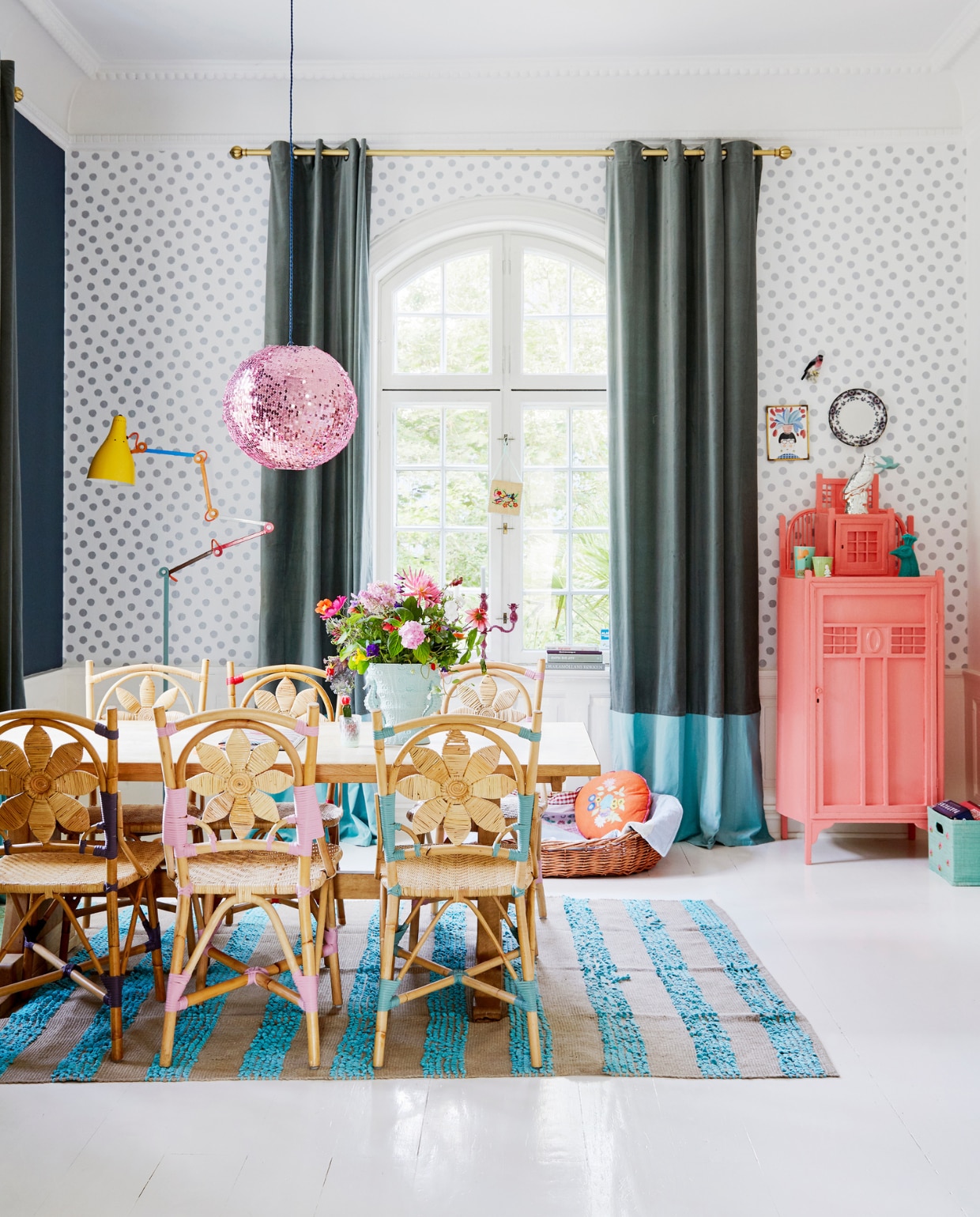 Het thuiskantoor dubbelt als hondenkamer. De ruimte kreeg behang met stippen van Eijffinger en een discobal boven tafel. Stoelen, kleed en discobal van Rice, tafel van Sika-Design, gordijnen van Ikea. Het koraalroze kastje komt van de rommelmarkt. vtwonen 06-2019 | fotografie Stine Christiansen