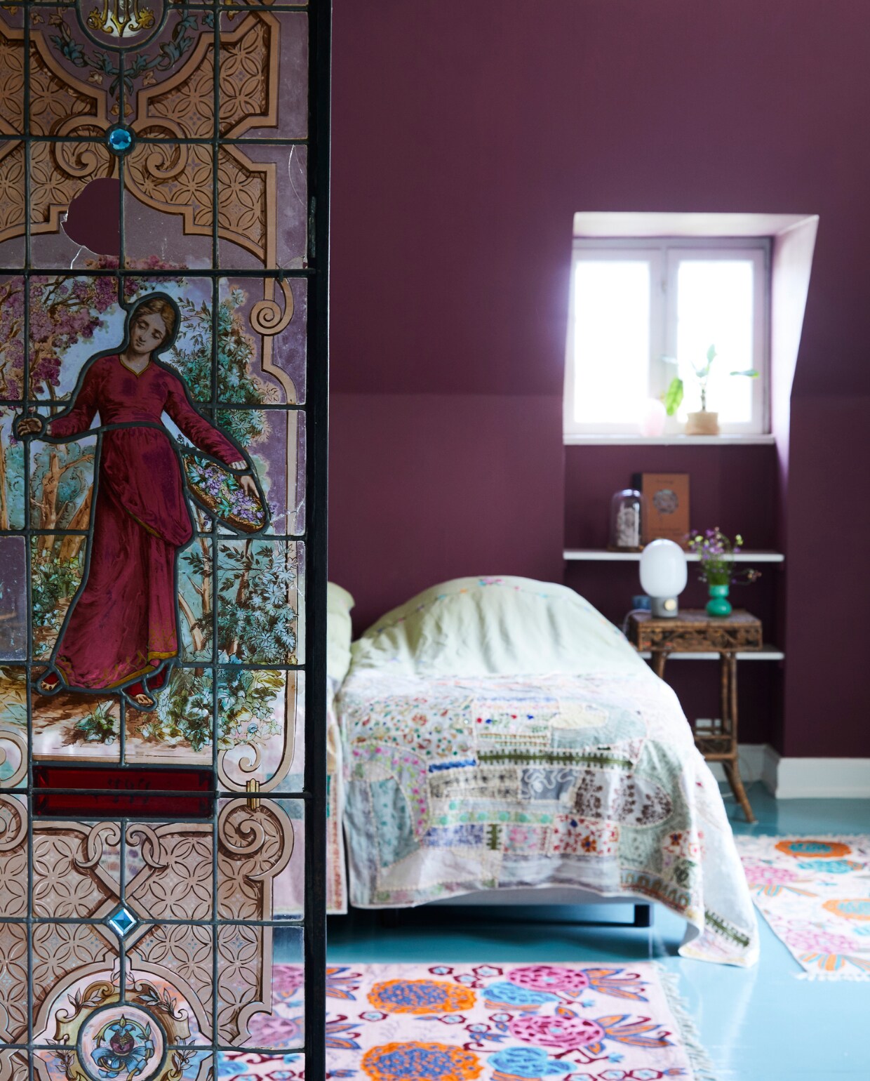 Het gebrandschilderde raam is een erfstuk van Charlottes oma, dat als inspiratie diende voor het kleurschema in de slaapkamer. vtwonen 06-2019 | fotografie Stine Christiansen