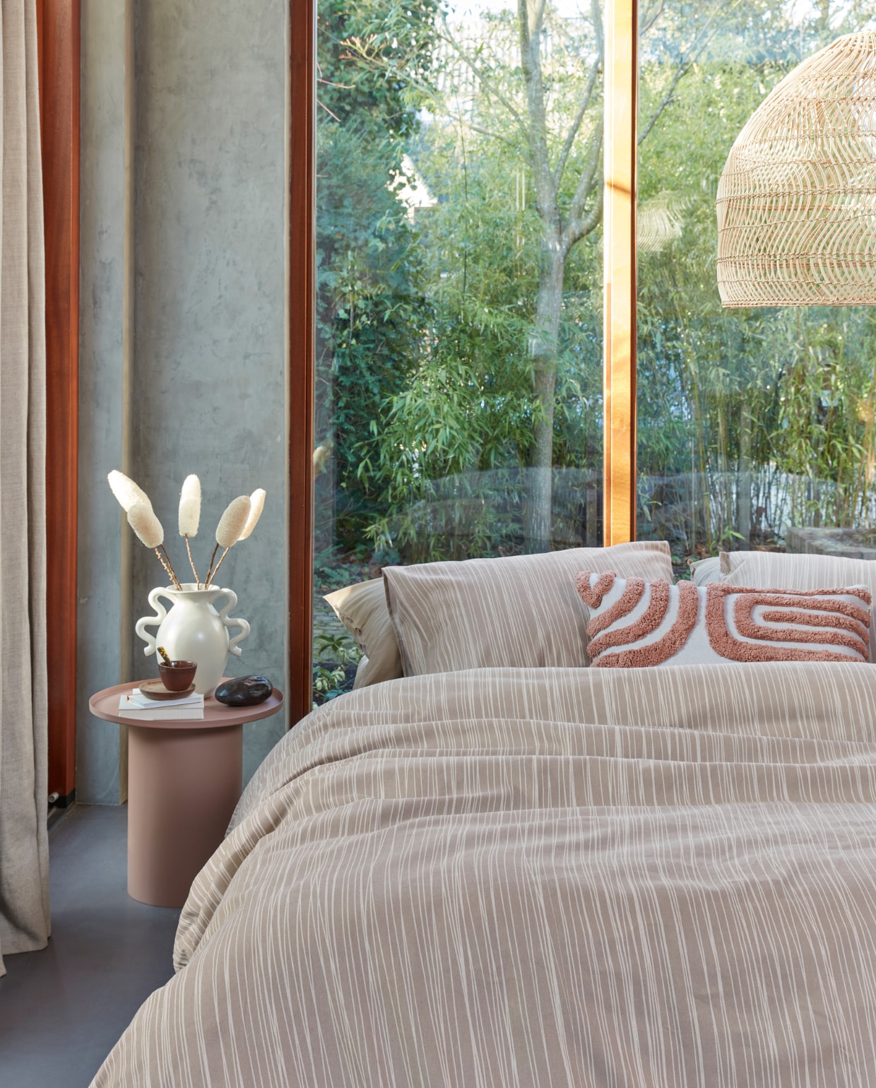 Katoenflanellen dekbedovertrek Drips in naturel, 140x200/220 cm € 49,95, 200x200/220 cm € 89,95, 240x200/220 cm € 99,95, 260x200/220 cm € 119,95. M.m.v. vtwonen.nl/shop (witte vaas van Ferm Living, rotan hanglamp van HKliving), loods5.nl (bijzettafel), letoile.store (houten schotel, mok, theelepel). Overig privébezit. vtwonen 12-2012 | productie Tanja Saarberg | styling Danielle Verheul | fotografie Richard Smit