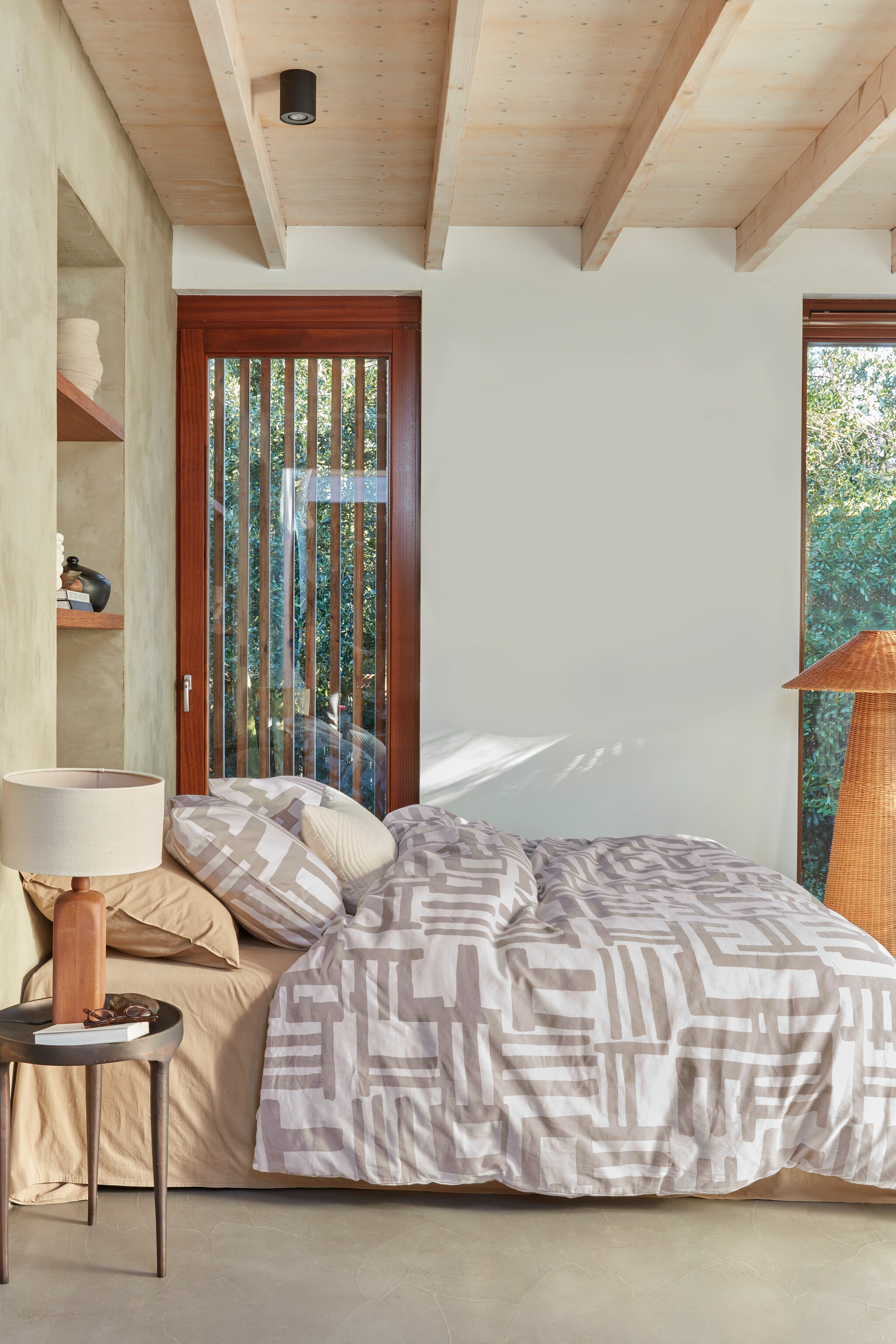 Katoenflanellen dekbedovertrek Mixed Stripes in naturel, 140x200/220 cm € 49,95, 200x200/220 cm € 89,95, 240x200/220 cm € 99,95. Katoenfluwelen kussen Broom Bow in naturel, 40x60 cm € 49,95, ook verkrijgbaar in terra. M.m.v. loods5.nl/design (bijzettafel), loods5.nl (tafellamp), hm.com (keramieken vaas), vtwonen.nl/shop (hoeslaken en kussenhoes uit set Earth Yellow). Overig privébezit. vtwonen 12-2012 | productie Tanja Saarberg  | styling Danielle Verheul | fotografie Richard Smit