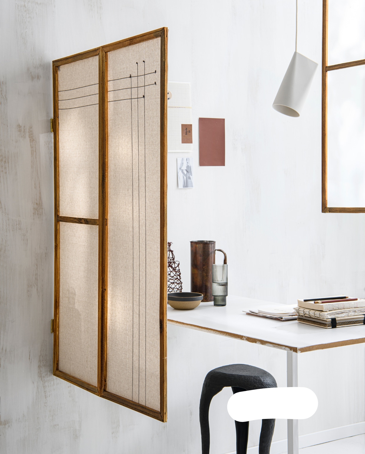 Glas Ripple van Ferm Living, set van 4 € 59,-, kom van Hasami, porselein en klei € 29,-, notitieboek Coil van Penco € 9,- (thefinestore.com). Kan € 47,95 (livvlifestyle.nl). Metalen kruk/bijzettafel € 99,- (hm.com). Geweven draadvaas Bouteille van Georges € 50,-, houten bloemenpers met zwart elastiek van Taller Silvestre € 55,- (atelierhop.com). Overig privébezit. vtwonen DIY special 7 | productie &amp; styling Myla Griese | fotografie Louis Lemaire
