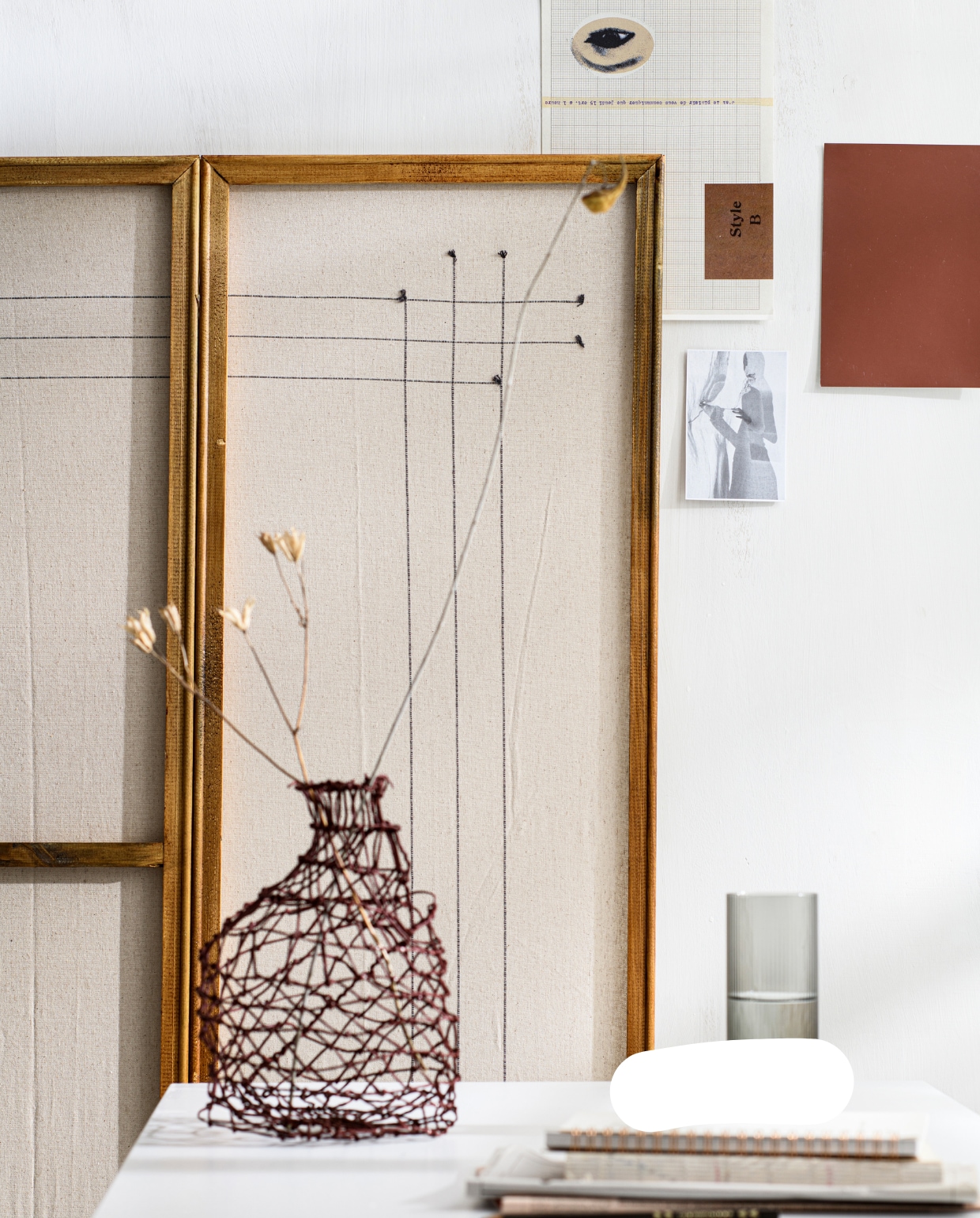 Glas Ripple van Ferm Living, set van 4 € 59,-, kom van Hasami, porselein en klei € 29,-, notitieboek Coil van Penco € 9,- (thefinestore.com). Kan € 47,95 (livvlifestyle.nl). Geweven draadvaas Bouteille van Georges € 50,-, houten bloemenpers met zwart elastiek van Taller Silvestre € 55,- (atelierhop.com). Overig privébezit. vtwonen DIY special 7 | productie &amp; styling myla griese | fotografie Louis Lemaire