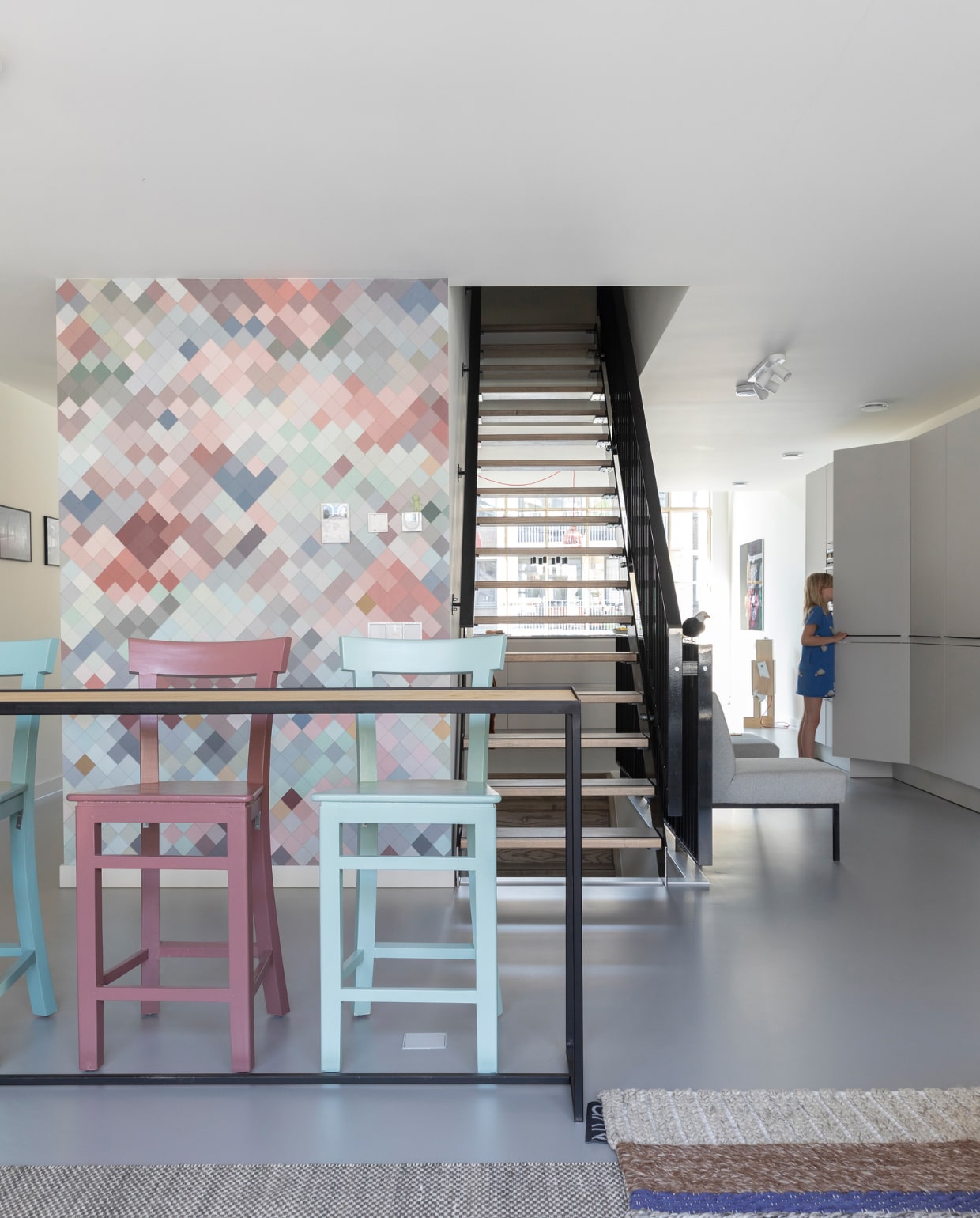 Hoge bartafel zelfgemaakt van een gelast onderstel en een eikenhouten blad. Behang Tiles van Lemon. Groot tapijt Moiré Kelim van Hay, gebreid tapijt Mangas MR2 van Gan Rugs. Barkrukken Marktplaats. Overig onbekend. vtwonen 03-2022 | fotografie Margriet Hoekstra