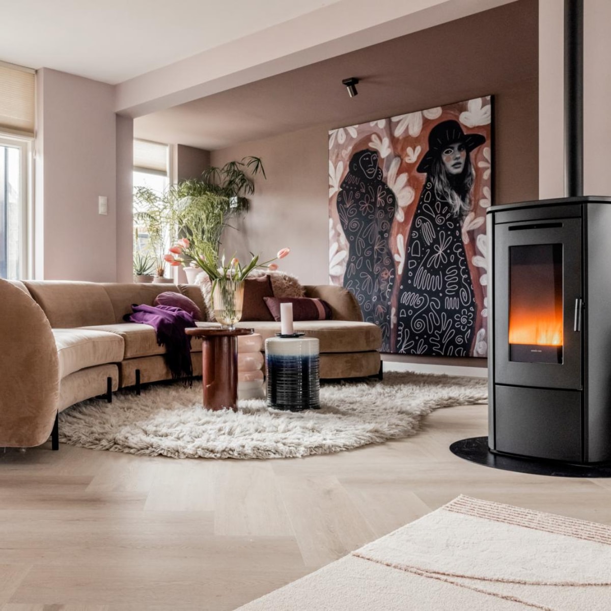 Verf muren en plafond Heart Wood Flexa, Verf muur (achter het kunstwerk) Chocolate Milk Flexa, Elektrische raambekleding Dupli plisségordijnen 32 mm in de kleur E52524 Aanhuis.nl, Pvc-vloer van Coretec in de kleur Texas Oak 2471 Aanhuis.nl, Plafondspot Nigel Lucide, Wandlampen Gipsy in de kleur Taupe Lucide, Vloerlamp Shelby Zuiver, Kunstwerk (bij de bank) Less ego, more empathy van Renske Herder Werk aan de Muur, Kunstwerk (bij de lamp) Blauwe vaas of waterkan met lijntekening van Renske Herder Werk aan de Muur, Kunstwerk (bij de lamp) Vrouwenportret in zalm roze en kobalt blauw van achteren van Renske Herder Werk aan de Muur, Kunstwerk Bohemian vrouw portret met een bloem | paars en rood van Renske Herder Werk aan de Muur, Bank Connor Eijerkamp, Vloerkleed Shaggy Eijerkamp, Bijzettafel Mob Polspotten, Blauwe bijzettafel Lagoon Polspotten, Roze bijzettafel Chubby Polspotten, Hoogpolig roze kussen Flokati Vetsak, Hoogpolig klein langwerpig kussen Vetsak, Roze kussen Plica van Hay vtwonen, Rond kussen Mandarin van Kaat Amsterdam vtwonen, Rechthoekige kussens Reload Kaat Amsterdam vtwonen, Paars plaid AaBe, Lampenvoet en -kap Retro Stoneware HKliving, Glazen vaas Ribbed HKliving, Blauw bord Kyoto van HKliving vtwonen, Planten, plantenpotten Plantje.nl, Haard, tv-meubel privébezit Weer verliefd op je huis aflevering 5 seizoen 18 | styling Marianne Luning | fotografie Sonja Velda