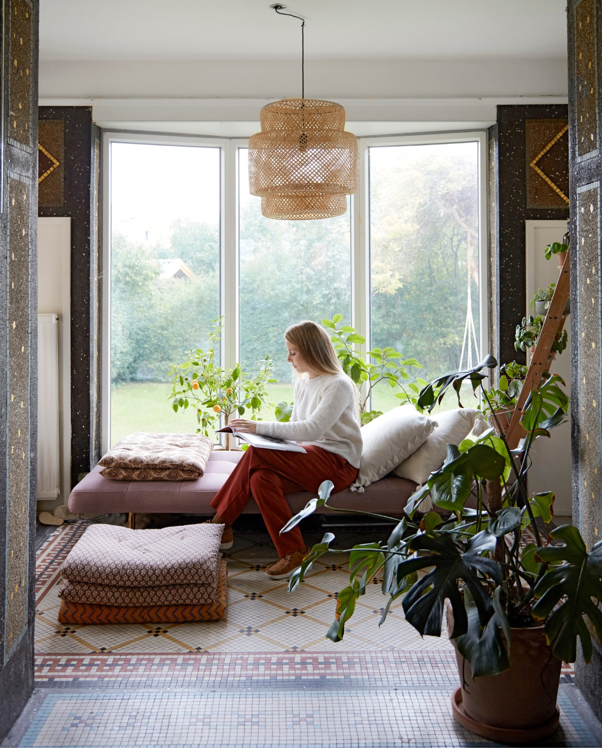 Susan in haar Kopenhagen villa appartement. Lamp Ikea. Plaids IB Laursen. Divan Ilva.dk. vtwonen 12-2021 | productie Living Stories | styling Pia Olsen | fotografie Stine Christiansen