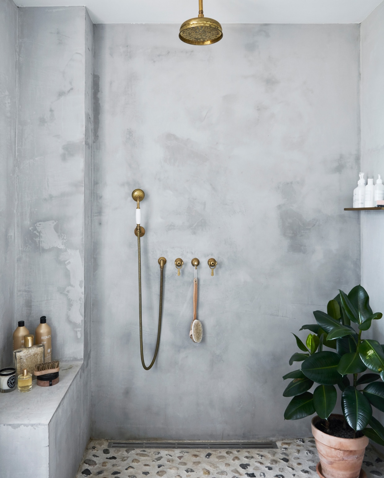 Vergelijkbare doucheset Viadurini. Badkamerverf Marrakech Walls Pure &amp; Original. vtwonen 12-2021 | productie Living Stories | styling Pia Olsen | fotografie Stine Christiansen