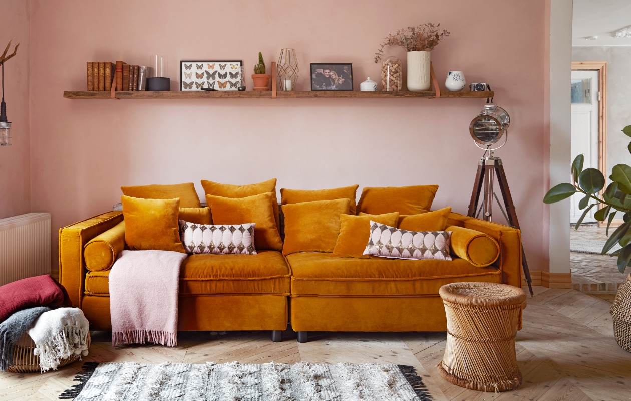Bank Bolia. Kleed Au Maison. Roze kussens Day Home. Driepootlamp Amazon. Vergelijkbare verfkleur Vleugje Rabarber van Flexa. Overig onbekend. vtwonen 12-2021 | productie Living Stories | styling Pia Olsen | fotografie Stine Christiansen