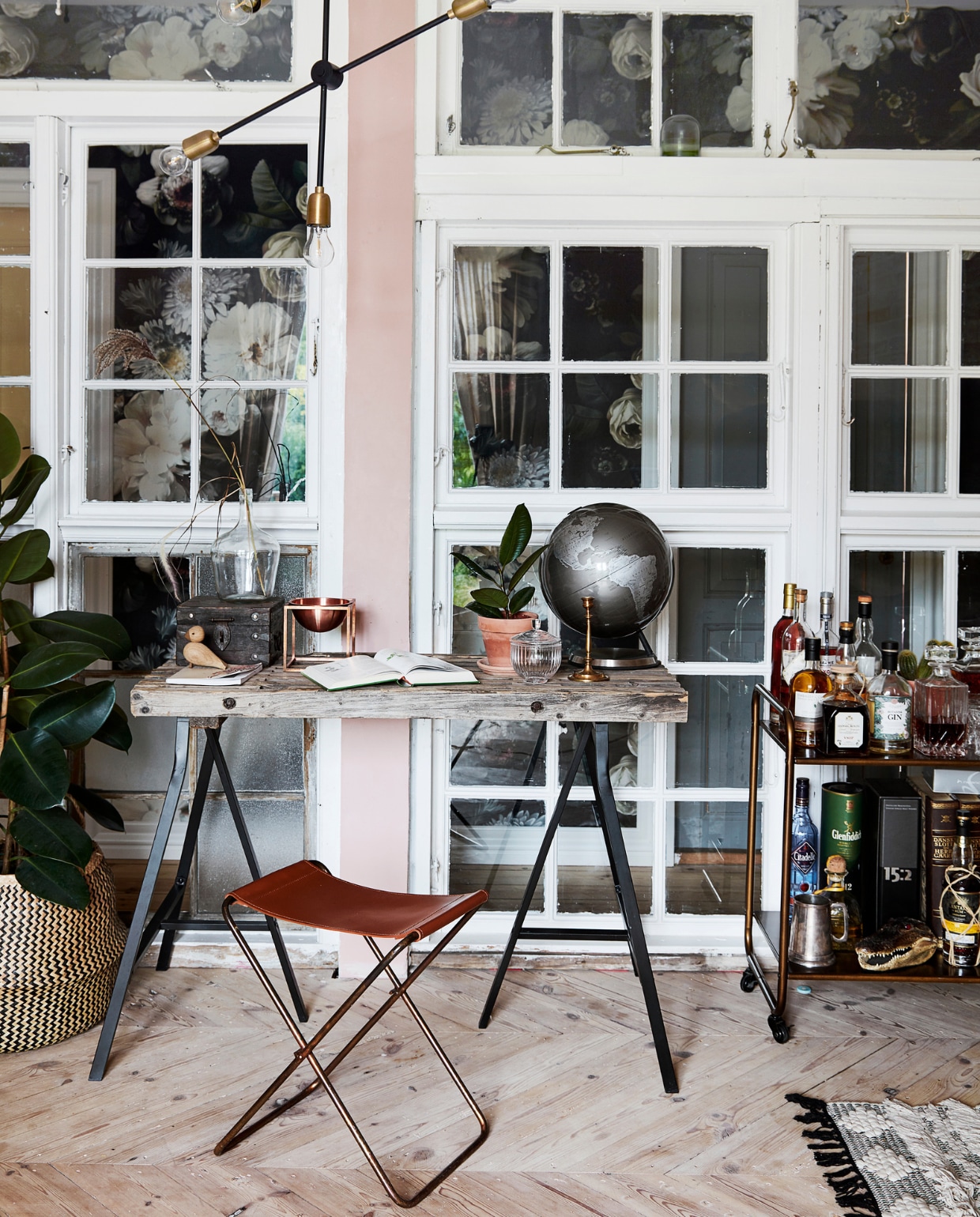 Wand naar de hal vintage ramen Genbyg. Bloemenbehang Ellie Cashman. Bureau van Ikea-schragen met vintage blad. Kruk Broste Copenhagen. Lamp House Doctor. Serveerwagen vintage. vtwonen 12-2021 | productie Living Stories | styling Pia Olsen | fotografie Stine Christiansen