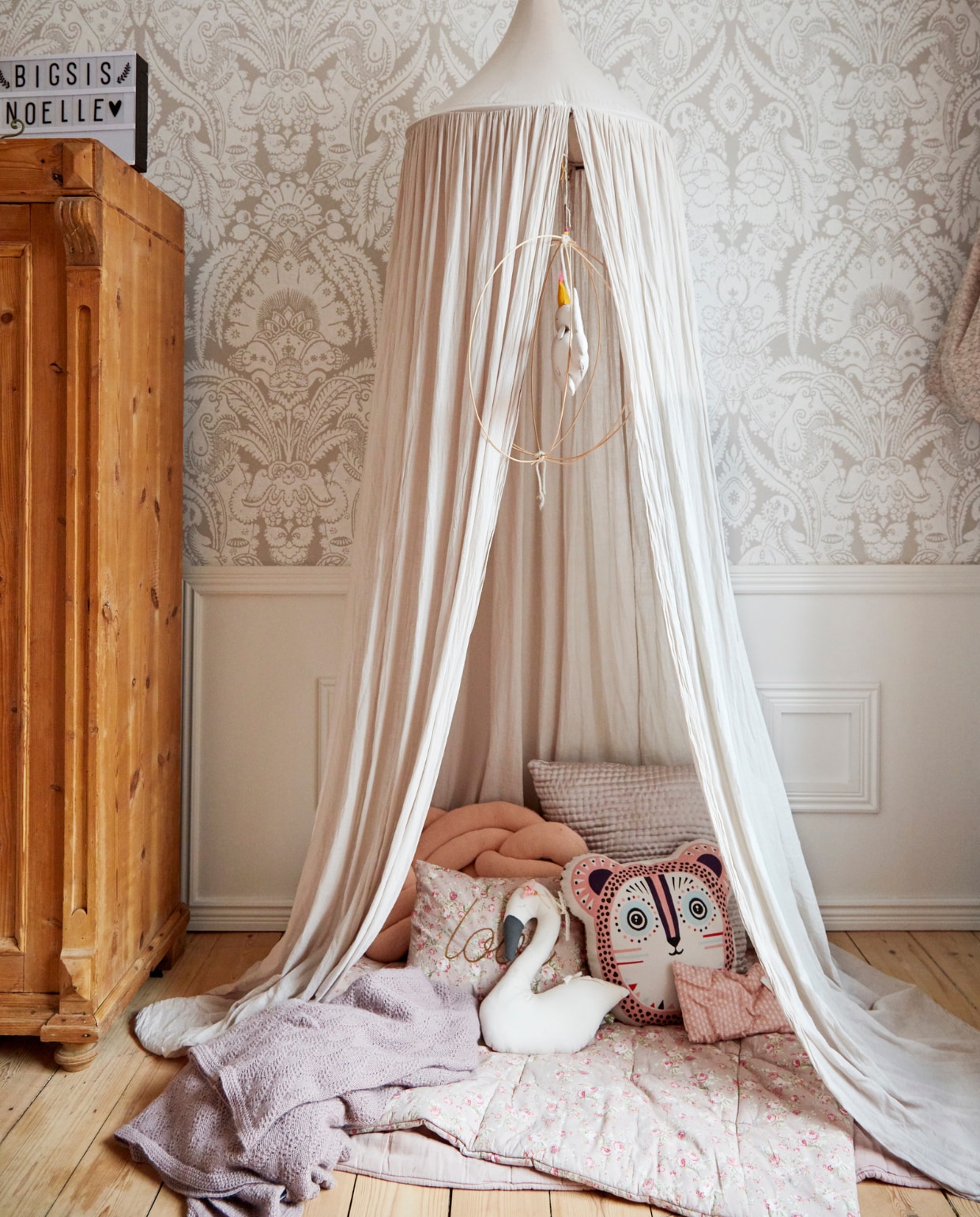 Tent en mobile Numero 74. Kussens Lene Bjerre en zelfgemaakt. Lichtbox A Little Lovely Company. Grenen kast vintage. Overig herkomst onbekend. vtwonen 12-2021 | productie Living Stories | styling Pia Olsen | fotografie Stine Christiansen