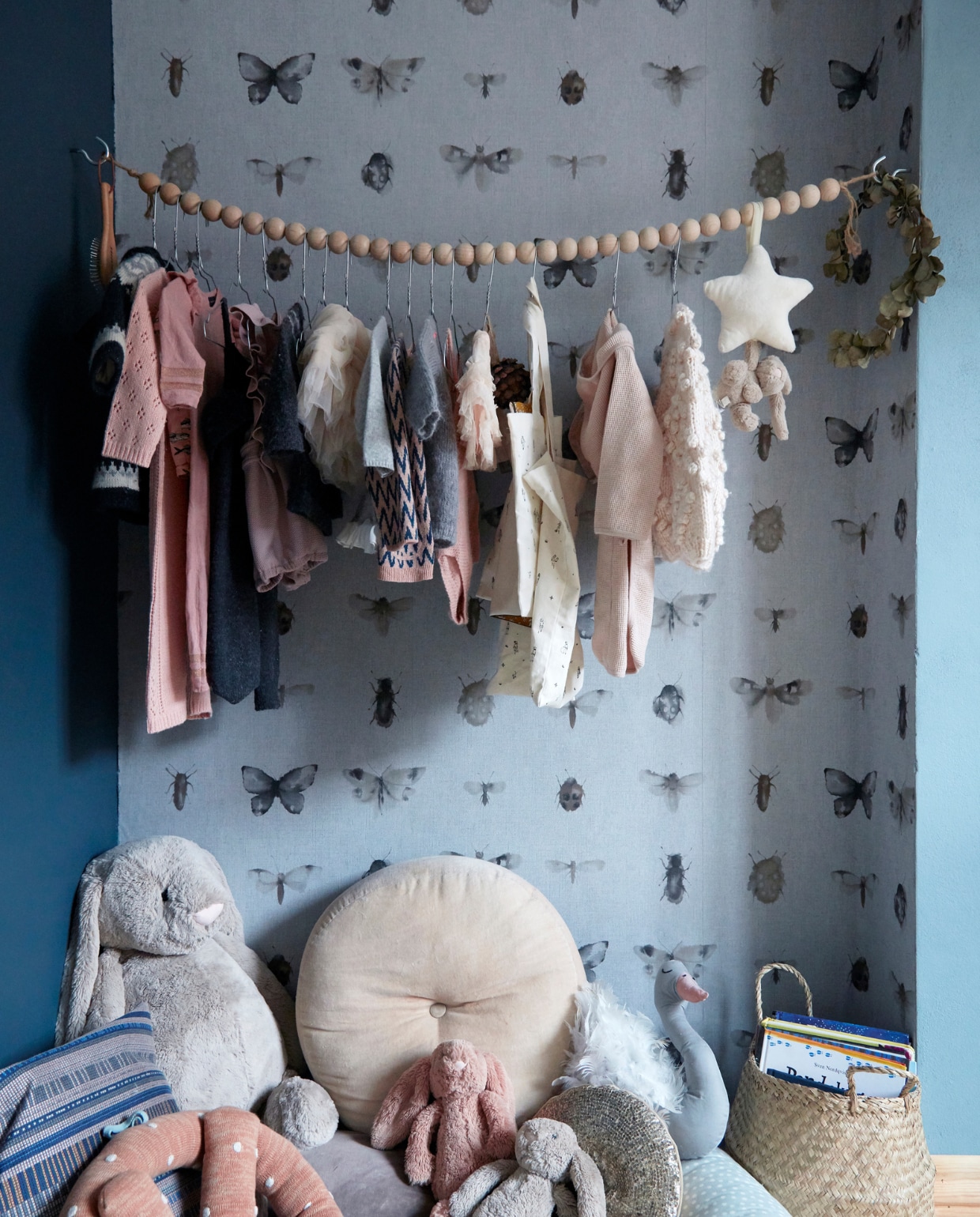 Behang Behangwereld.nl. Kledingrek van houten ballen uit de hobbywinkel. Overig herkomst onbekend. vtwonen 12-2021 | productie Living Stories | styling Pia Olsen | fotografie Stine Christiansen