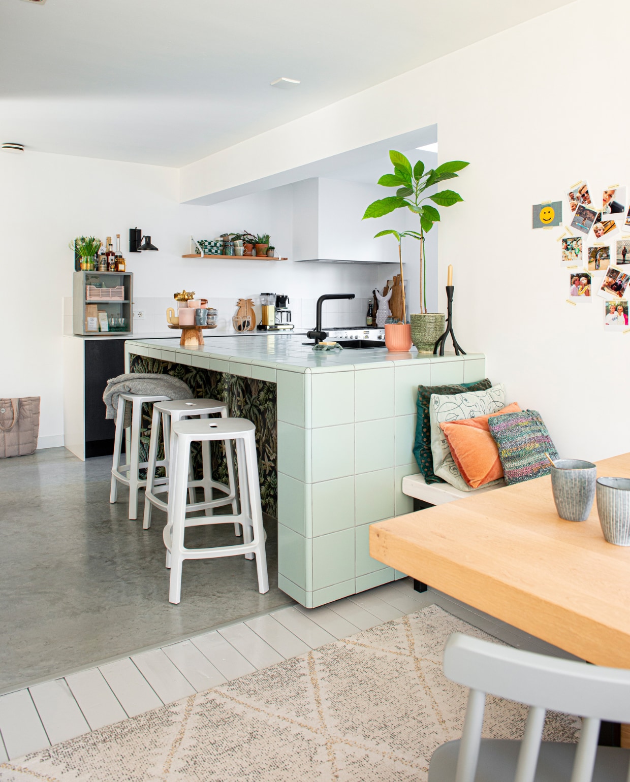 Wandplank DIY, zwarte wandlamp Niek van Basiclabel. Roze krat Hema, koffiezetapparaat Moccamaster, ananasvormige snijplank meegenomen uit Hawaii, gemêleerde kussens zelf gehaakt, overige kussens Hema, shopper van Bouclé Hommes et Femmes, vloerkleed Vintage van Kwantum. Overig zie eerste pagina van deze binnenkijker. vtwonen special DIY 6-2022 | productie De Binnenkijkers | styling Jeske Weel | fotografie Caroline Coehorst