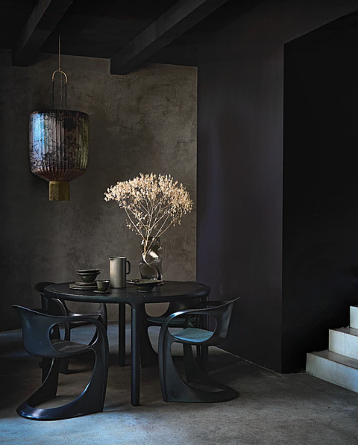 Muurverf Fresco kalkverf in Tender Taupe, per liter ? 58,- (pure-original.com). Essenhouten eettafel Storm, 128 cm () ? 999,- (zuiver.nl). Vintage eetkamerstoelen van Alexander Begge voor Casala, per stuk ? 300,- (Instagram @iconic_objects). Handbeschilderde lampion Lanterna Gli Otto Immortali, bamboe en katoen, 68x125 cm (xh) ? 2395,- (hkliving.nl). Donkerbruine glazen vaas Sable ? 68,18, donkergroen serviesgoed Grawa, bord S ? 18,18, bord L ? 29,55, diep pastabord ? 42,42, kom ? 24,24, beker ? 9,09 (nordal.com). Keramieken kan Redonda ? 45,- (costanova.pt). Droogbloemen privbezit. vtwonen 12-2023 | styling Cleo Scheulderman | fotografie Jeroen van der Spek