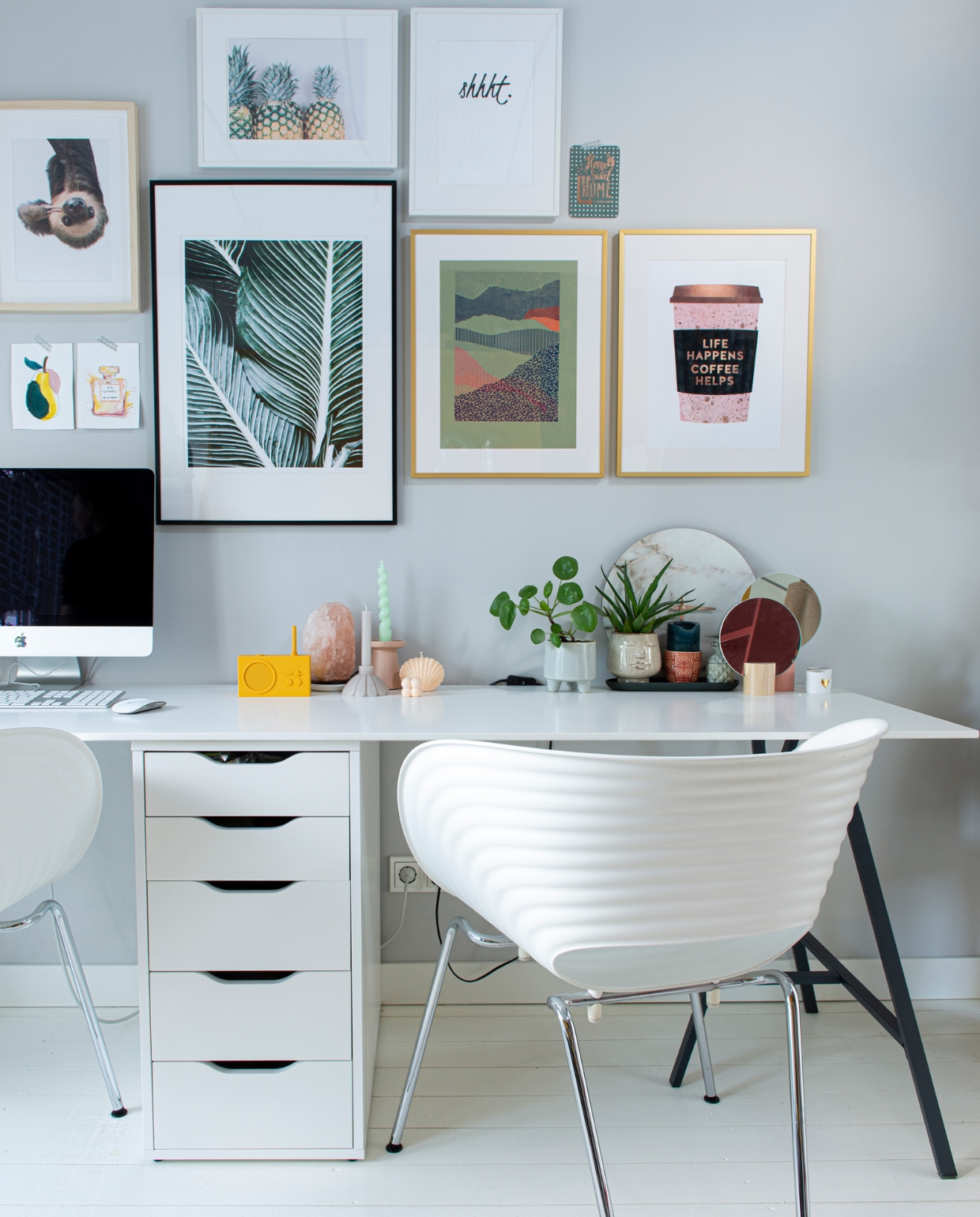 Het bureaublad is een afgekeurd keukenblad. Kast,  schragen en lijsten Ikea. Stoel Tom Vac van Vitra, wollen kleed H&amp;M Home. Groen met oranje zeefdruk The Maker Store, overige posters Desenio. Gele bluetooth speaker ’t Haagje. Overig onbekend. vtwonen special DIY 6-2022 | productie De Binnenkijkers | styling Jeske Weel | fotografie Caroline Coehorst