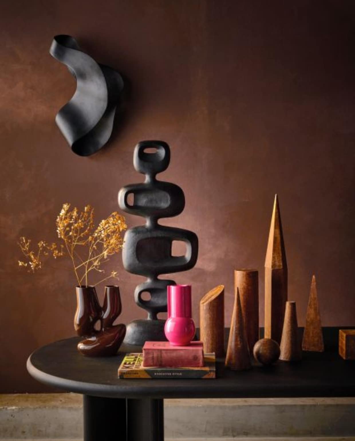 Muurverf Fresco kalkverf Bison Hair, per 2,5 liter € 129,90 (pure-original.com). Houten geometrische objecten, prijs op aanvraag (graublau.nl). Eettafel van Table du Sud x Clairz, vanaf € 3250,- (tabledusud.nl). Roze keramieken vaas Hot Pink van HKliving € 19,90, wandobject met verlichting Oyster van Ferm Living € 436,-, zwart aluminium object van HKliving € 239,-, bruine aardewerken vaas van HKliving € 52,99 (vtwonen.nl/shop). Overig privébezit. vtwonen 12-2023 | styling Cleo Scheulderman | fotografie Jeroen van der Spek