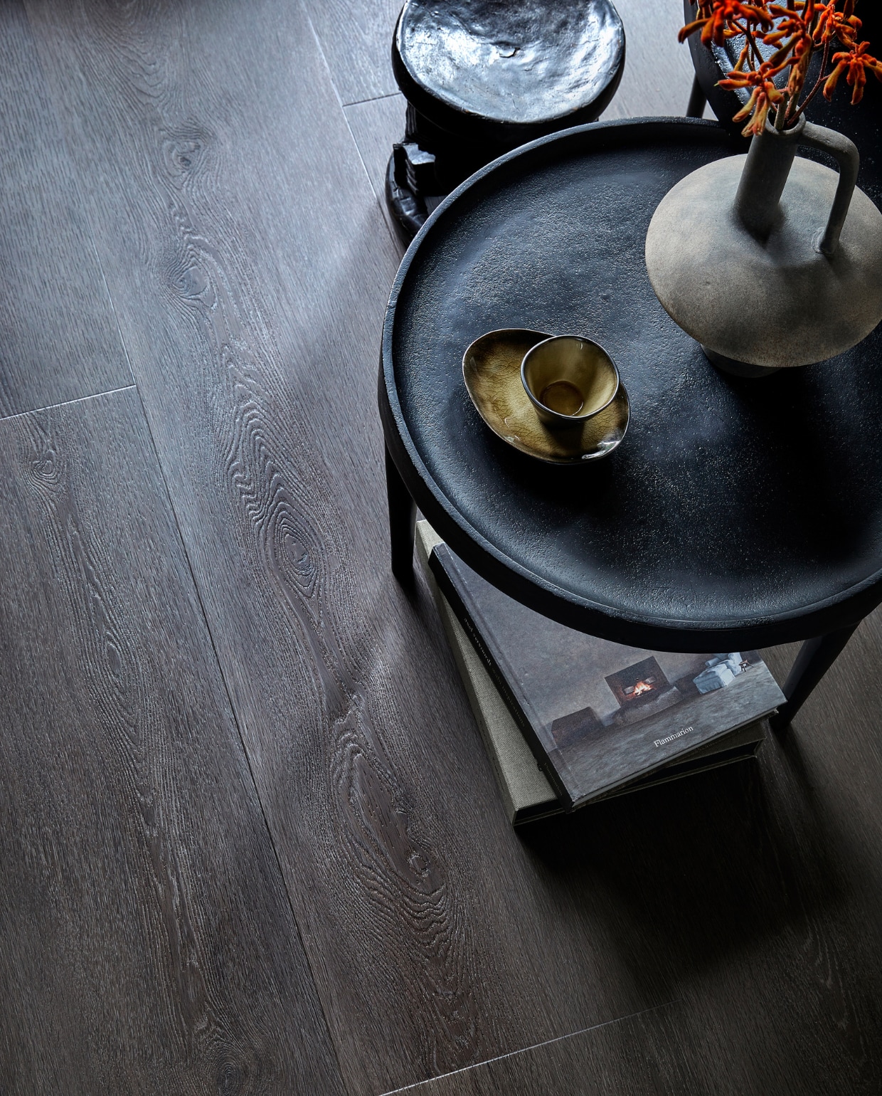 Pvc-vloer Wide board in Charcoal, dryback, 152,5x30,5 cm, per m² € 44,95, ook verkrijgbaar als click, per m² € 57,95. vtwonen 12-2023 | productie Tanja Saarberg | styling Kim van Rossenberg | fotografie Peggy Janssen