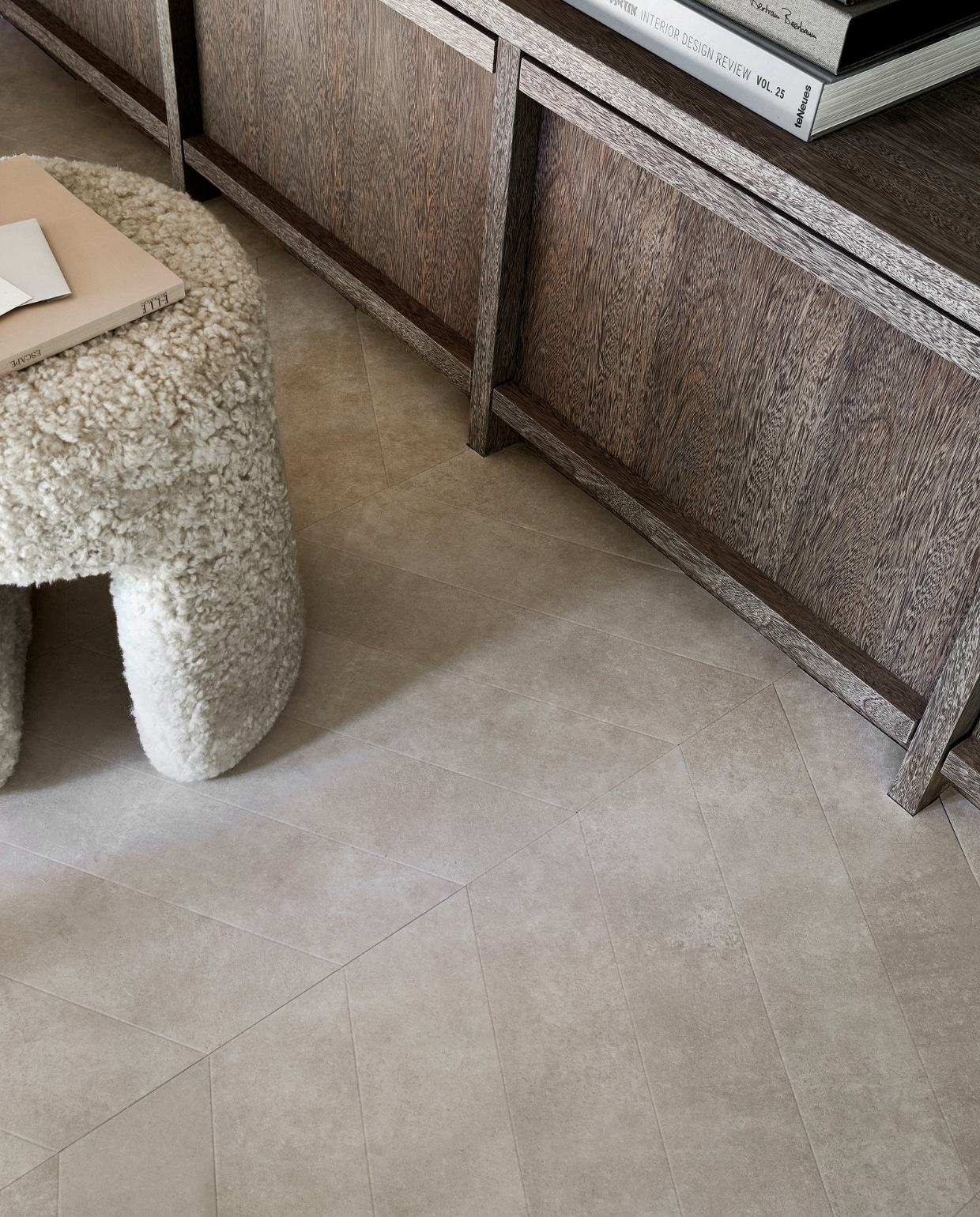 Pvc-vloer Noble in Sand, dryback, 53,8x11,7 cm, per m² € 48,95. vtwonen 12-2023 | productie Tanja Saarberg | styling Kim van Rossenberg | fotografie Peggy Janssen