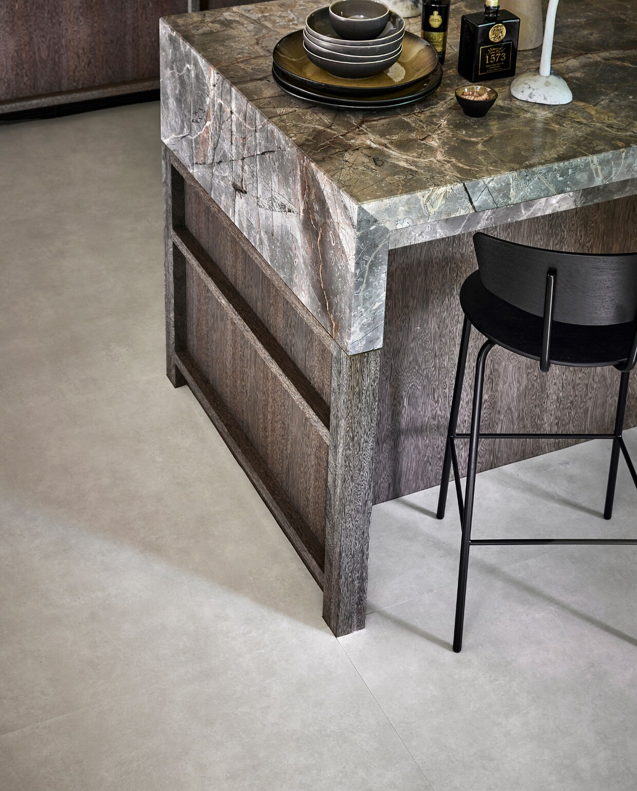 Pvc-vloer Basic XL in Naturel, dryback, 91,4x91,4 cm, per m² € 42,95. vtwonen 12-2023 | productie Tanja Saarberg | styling Kim van Rossenberg | fotografie Peggy Janssen