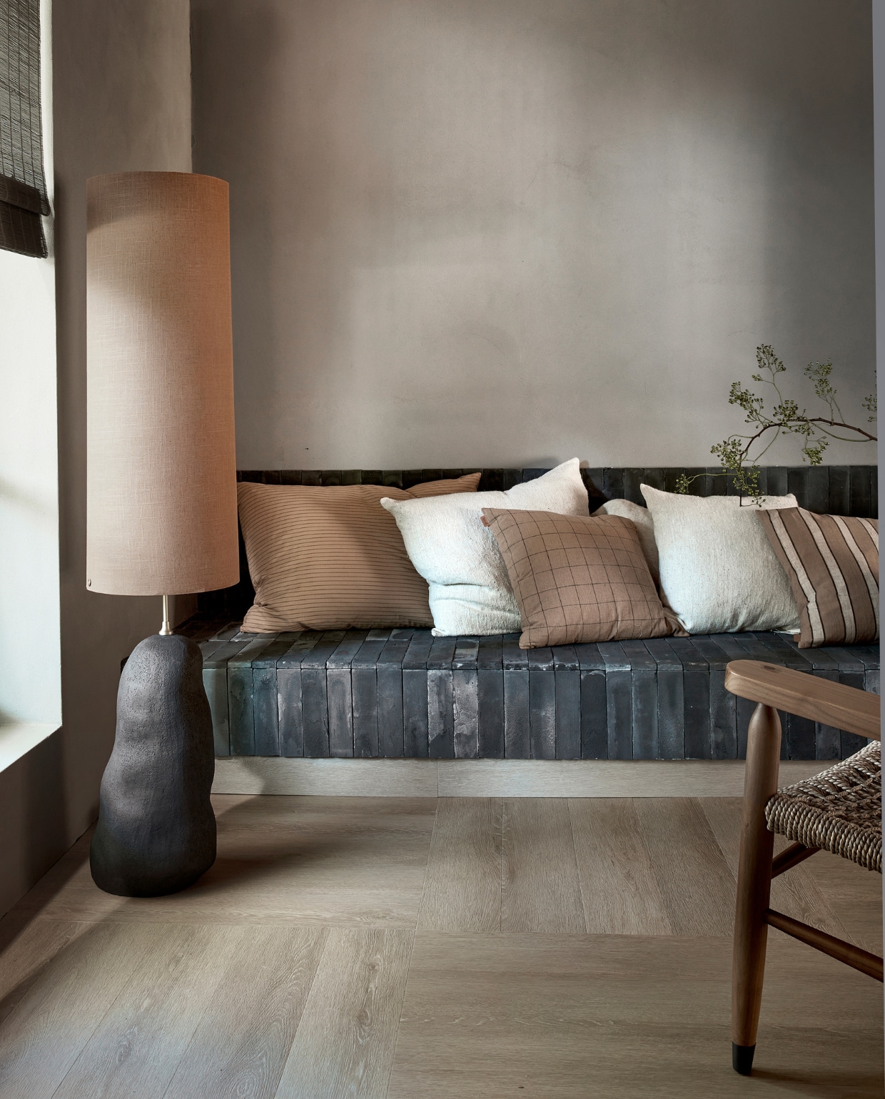 Pvc-vloer Herringbone in Warm Natural, dryback, 76,5x15,3 cm, per m² € 44,95, ook verkrijgbaar als click, per m² € 57,95. vtwonen 12-2023 | productie Tanja Saarberg | styling Kim van Rossenberg | fotografie Peggy Janssen