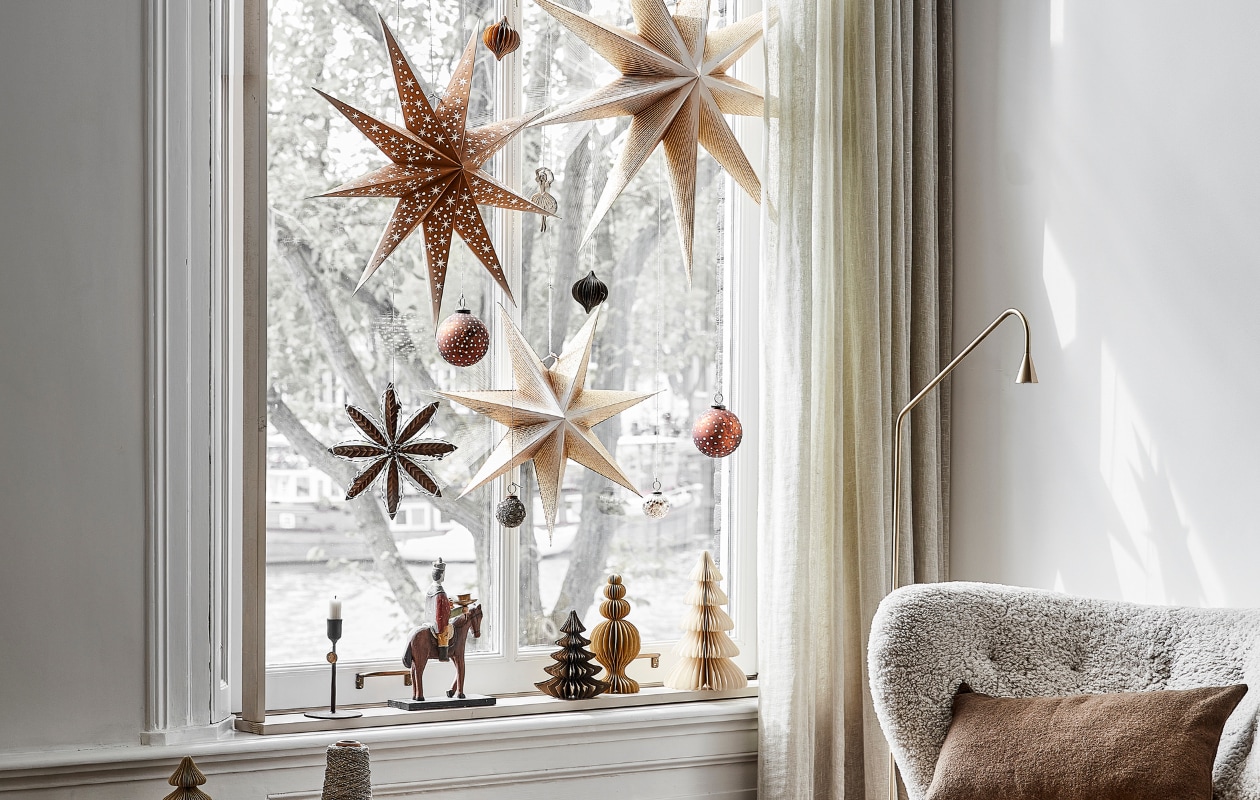 Bruin wollen kussen, 30x50 cm (zarahome.com). Vloerlamp Austère (thefinestore.com). Fauteuil Little Petra, schapenvacht en notenhout. Linnen stof, per strekkende meter (stof.nl). Koperkleurige gordijnringen met klem, set van 6 (jandegrotekleinvakman.nl). Verf raamframe Joanna, prijs op aanvraag (littlegreene.nl). Overig privébezit. vtwonen 13-2022 | styling Kim van Rossenberg | fotografie Peggy Janssen