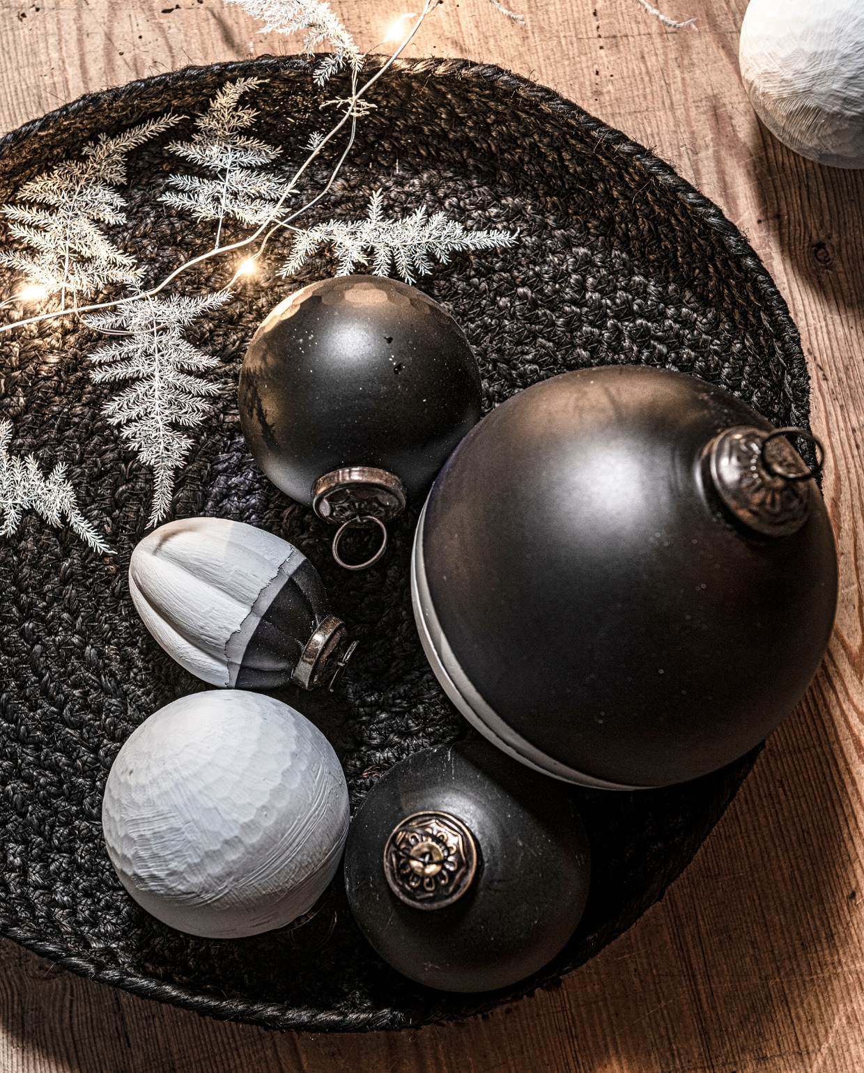 Juten dienblad, 31 cm (Ø) en diverse kerstballen vtwonen.nl vtwonen 12-2021 | styling Kim van Rossenberg | fotografie Sjoerd Eickman